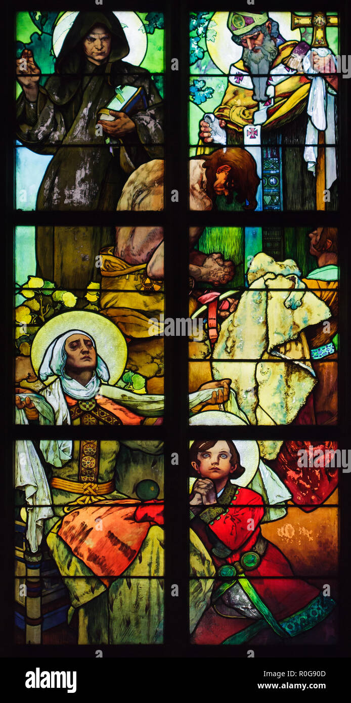 Detail der Buntglasfenster von tschechischen Jugendstil Künstler Alfons Mucha in Saint Vitus Kathedrale, die in der Prager Burg in Prag, Tschechische Republik. Szenen aus dem Leben der hll. Cyrill und Methodius sind in der buntglasfenster dargestellt. Die Taufe des Fürsten Bořivoj von Böhmen durch die Heiligen Cyrill und Methodius ist in der Mitte dargestellt. Der hl. Ludmilla von Böhmen und ihr Enkel St. Wenzel sind unten dargestellt. Stockfoto