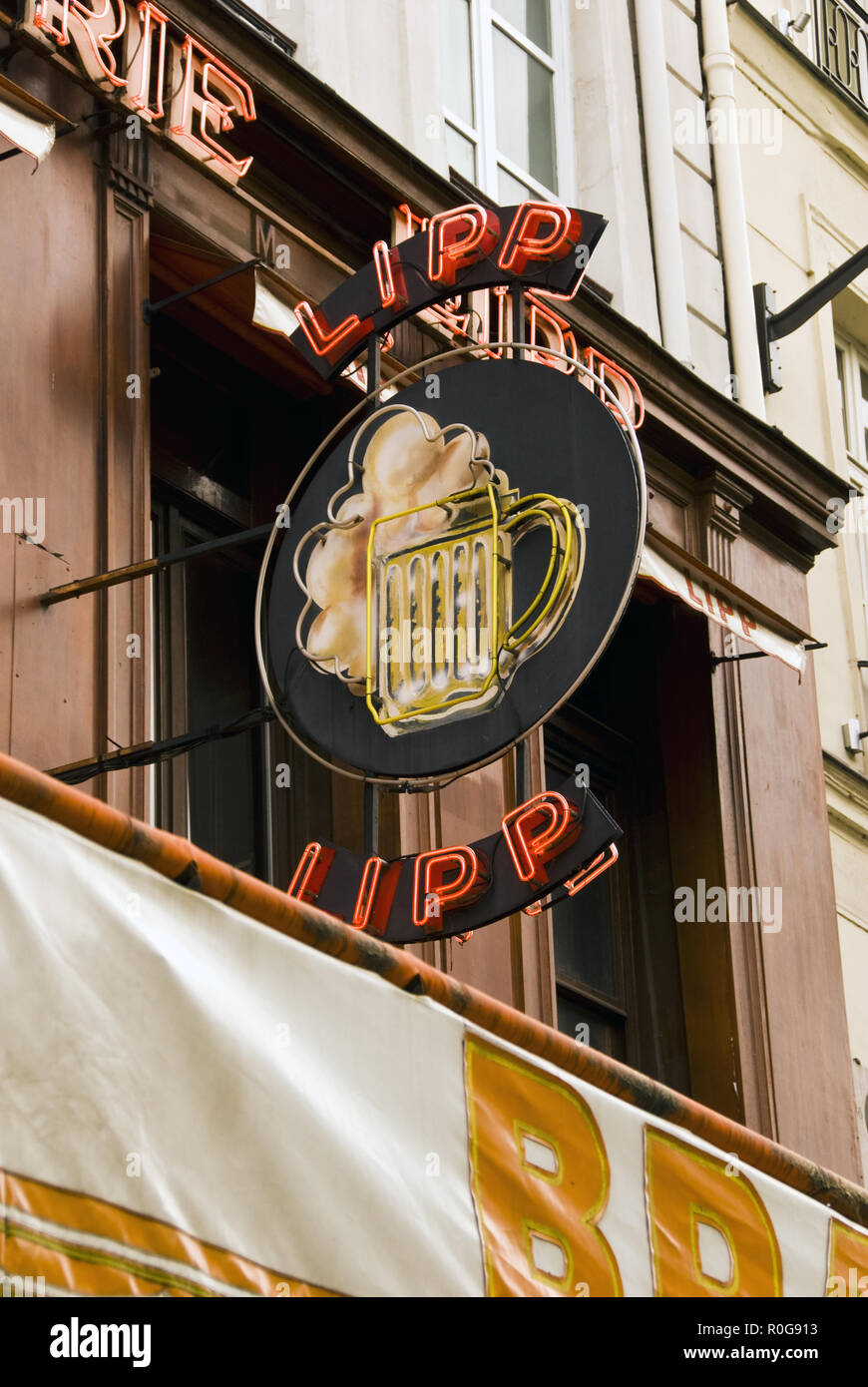 Die Leuchtreklame über dem Eingang in die Brasserie Lipp, einem historischen Cafe/Brauerei auf Blvd. Saint-Germain in Paris, beliebt bei Autoren der 1920er Jahre. Stockfoto