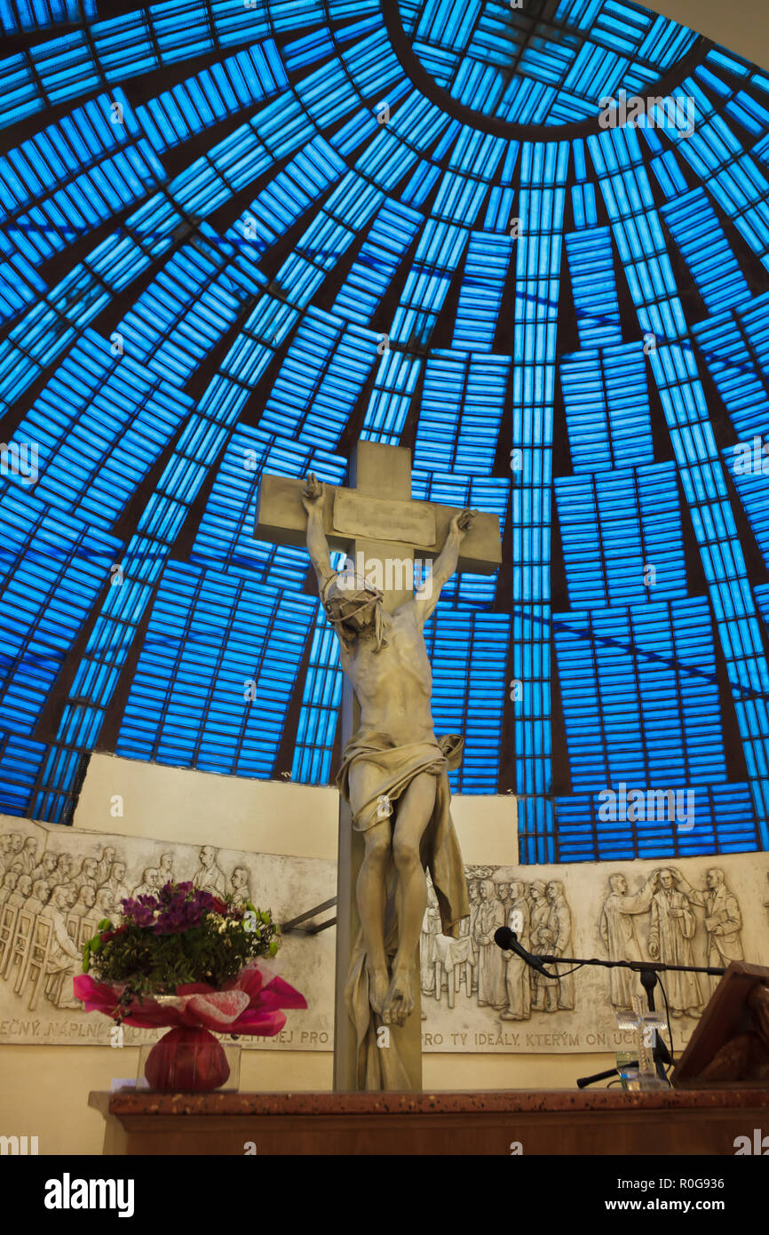 Kruzifix von Tschechischen Bildhauer Josef Václav Myslbek auf dem Hauptaltar der Gemeinde Haus der Tschechoslowakischen hussitischen Kirche (Husův sbor) entworfen von Tschechischen modernistischen Architekten Frantisek Kubelka (1935-1937) im Stadtteil Holešovice in Prag, Tschechische Republik. Stockfoto