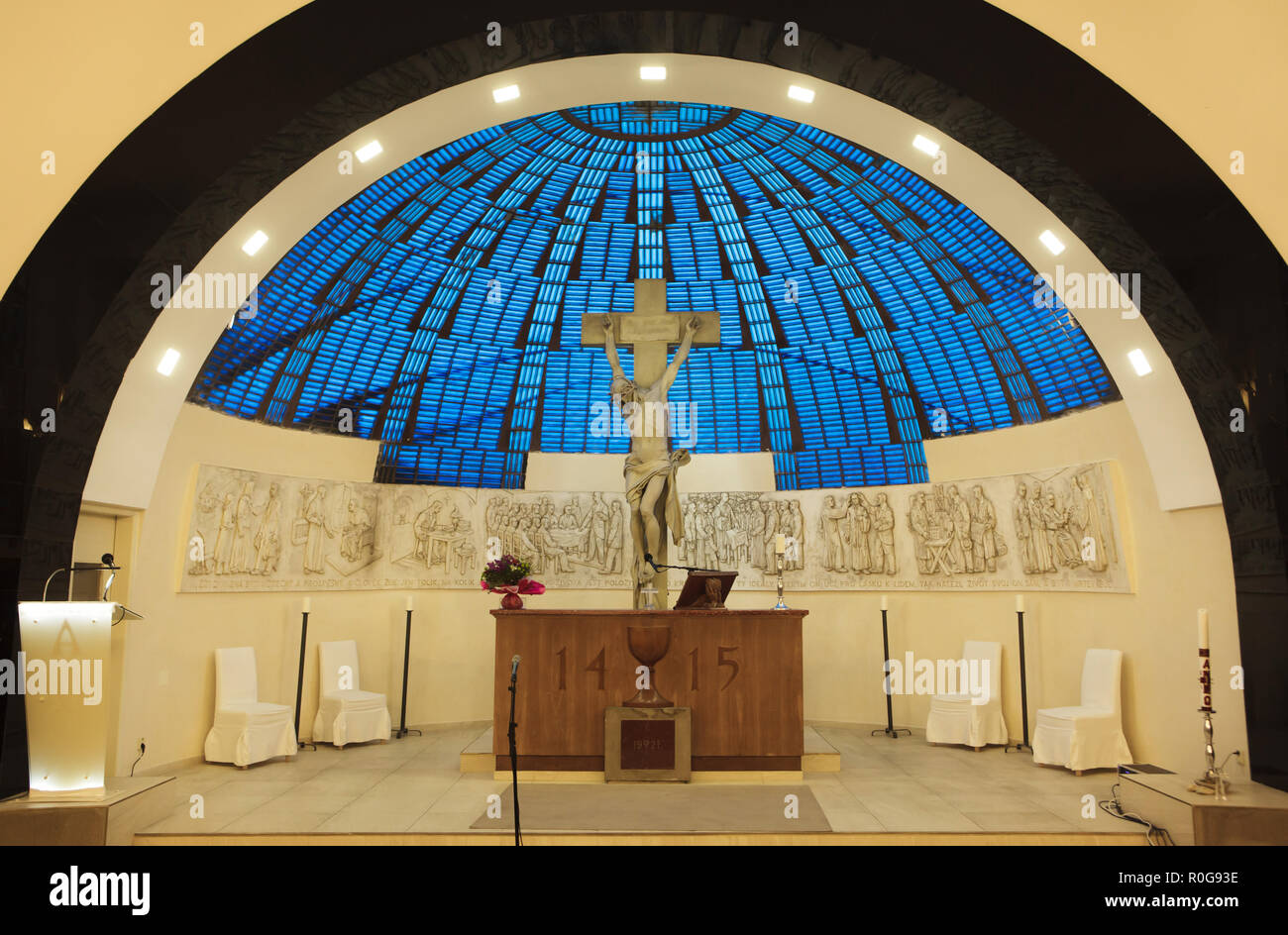 Kruzifix von Tschechischen Bildhauer Josef Václav Myslbek auf dem Hauptaltar der Gemeinde Haus der Tschechoslowakischen hussitischen Kirche (Husův sbor) entworfen von Tschechischen modernistischen Architekten Frantisek Kubelka (1935-1937) im Stadtteil Holešovice in Prag, Tschechische Republik. Stockfoto