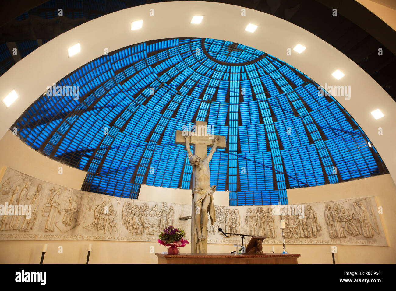 Kruzifix von Tschechischen Bildhauer Josef Václav Myslbek auf dem Hauptaltar der Gemeinde Haus der Tschechoslowakischen hussitischen Kirche (Husův sbor) entworfen von Tschechischen modernistischen Architekten Frantisek Kubelka (1935-1937) im Stadtteil Holešovice in Prag, Tschechische Republik. Stockfoto