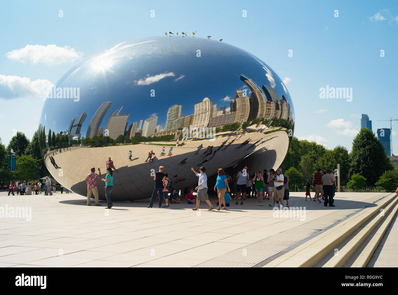 CHICAGO, ILLINOIS, USA - 25. JULI 2009: Cloud Gate Skulptur, auch Bean genannt, an einem sonnigen Tag im AT&T Plaza, der die Skyline von Chicago widerspiegelt Stockfoto