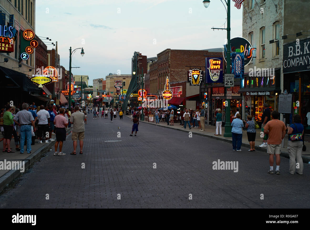 MEMPHIS, Tennessee, USA - 21. JULI 2009: Menschen, die in den Abend auf der Beale Street in Memphis, Tennessee. Stockfoto