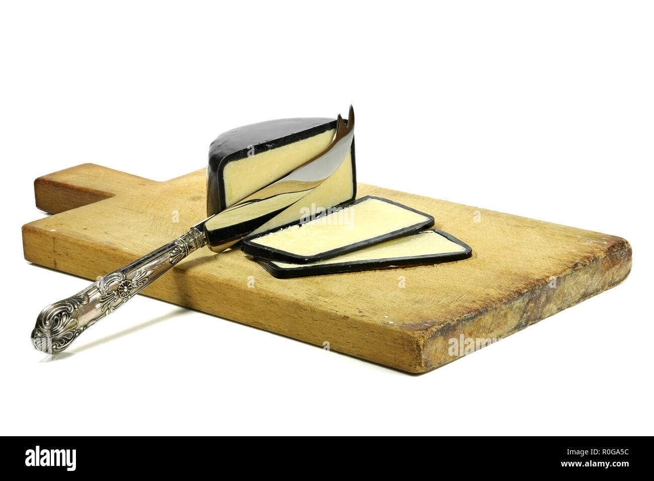 Reife Cheddar Käse mit silber Messer und Schneidbrett auf weißem Hintergrund Stockfoto