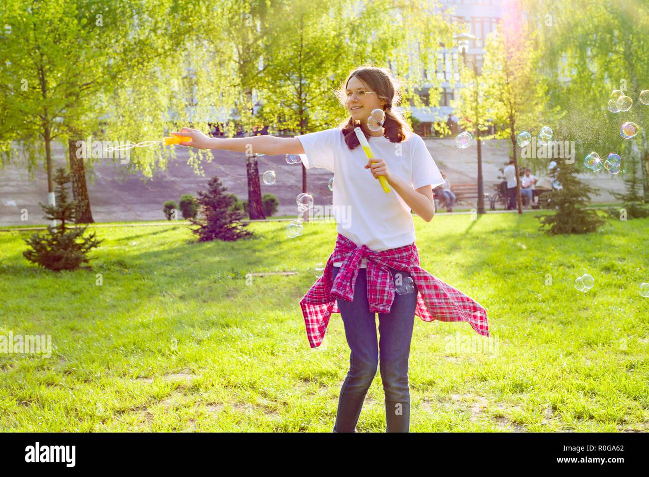 Jugendlich Mädchen Spaß haben im Park - bläst Seifenblasen Stockfoto
