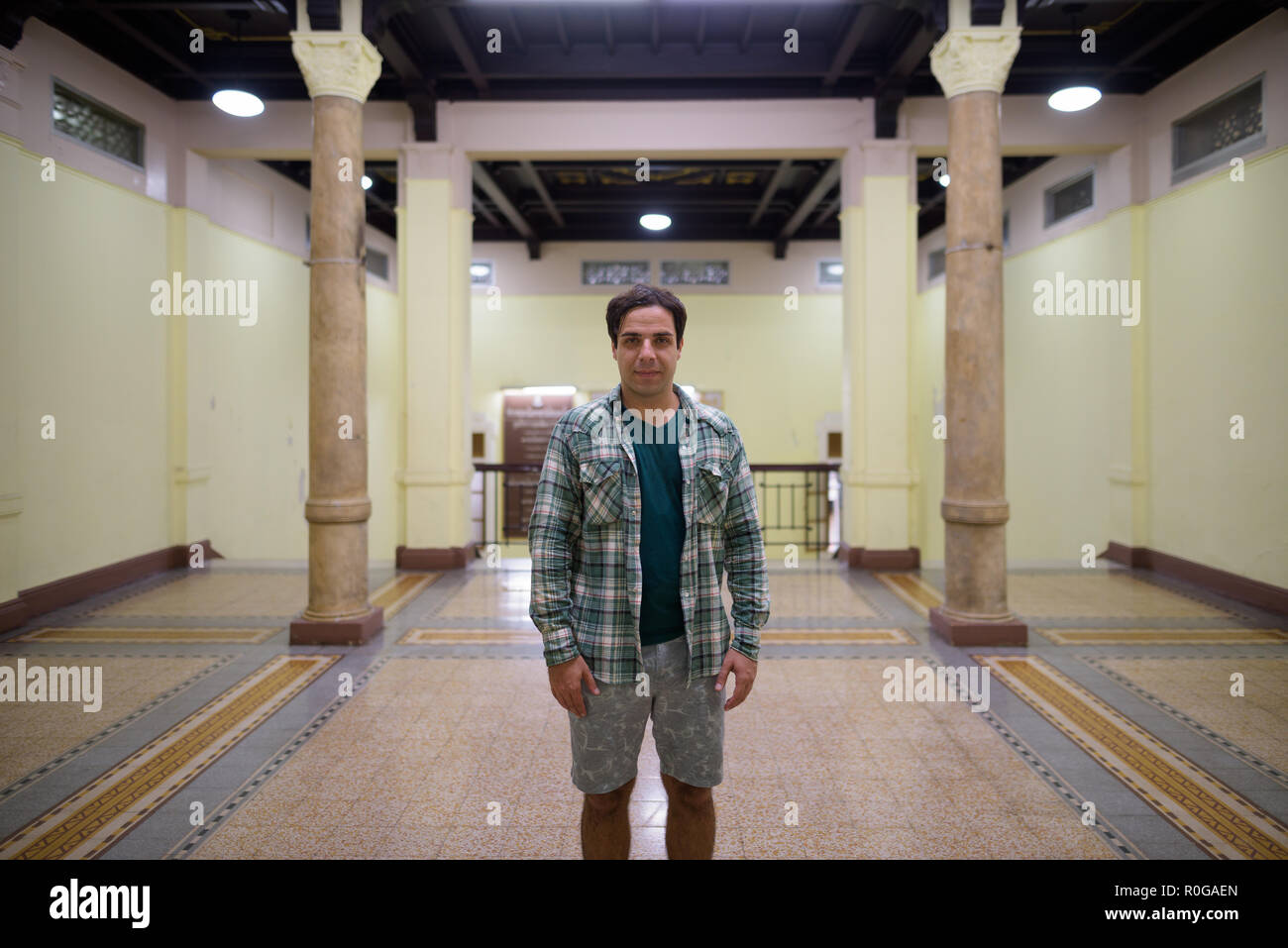 Schönen Persischen touristische Mann auf dem Bahnhof in Bangkok, Stockfoto