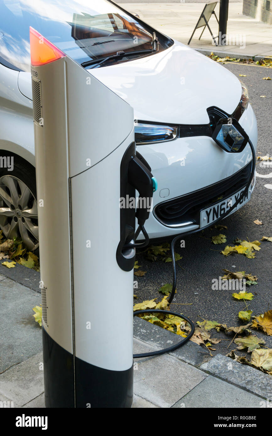 Weiß Renault Zoe Dynamique NAV Elektroauto aufladen an curbside Ladestationen. Stockfoto