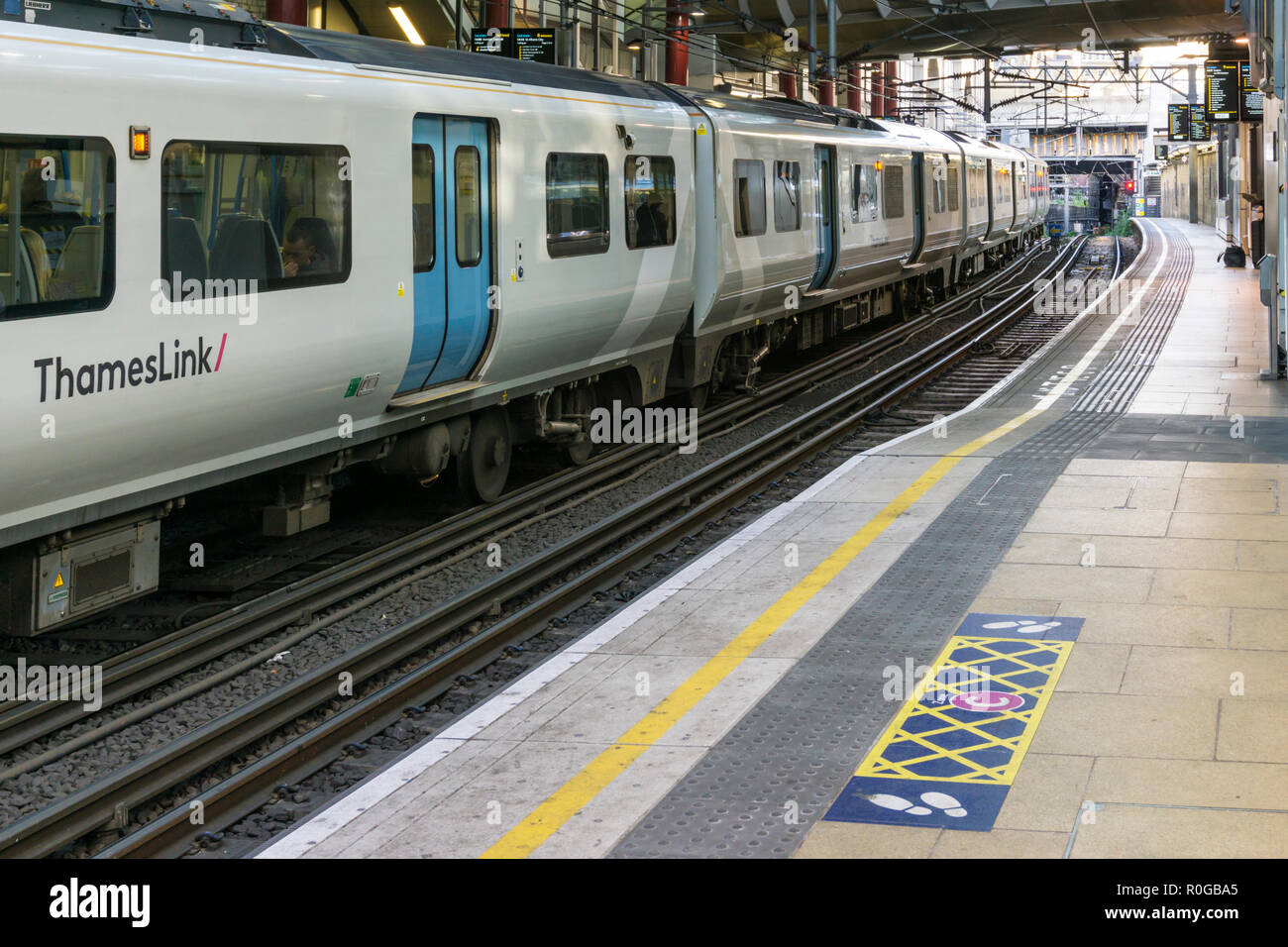 Ein northbound Thameslink Zug durch Farringdon Station im Zentrum von London. Stockfoto