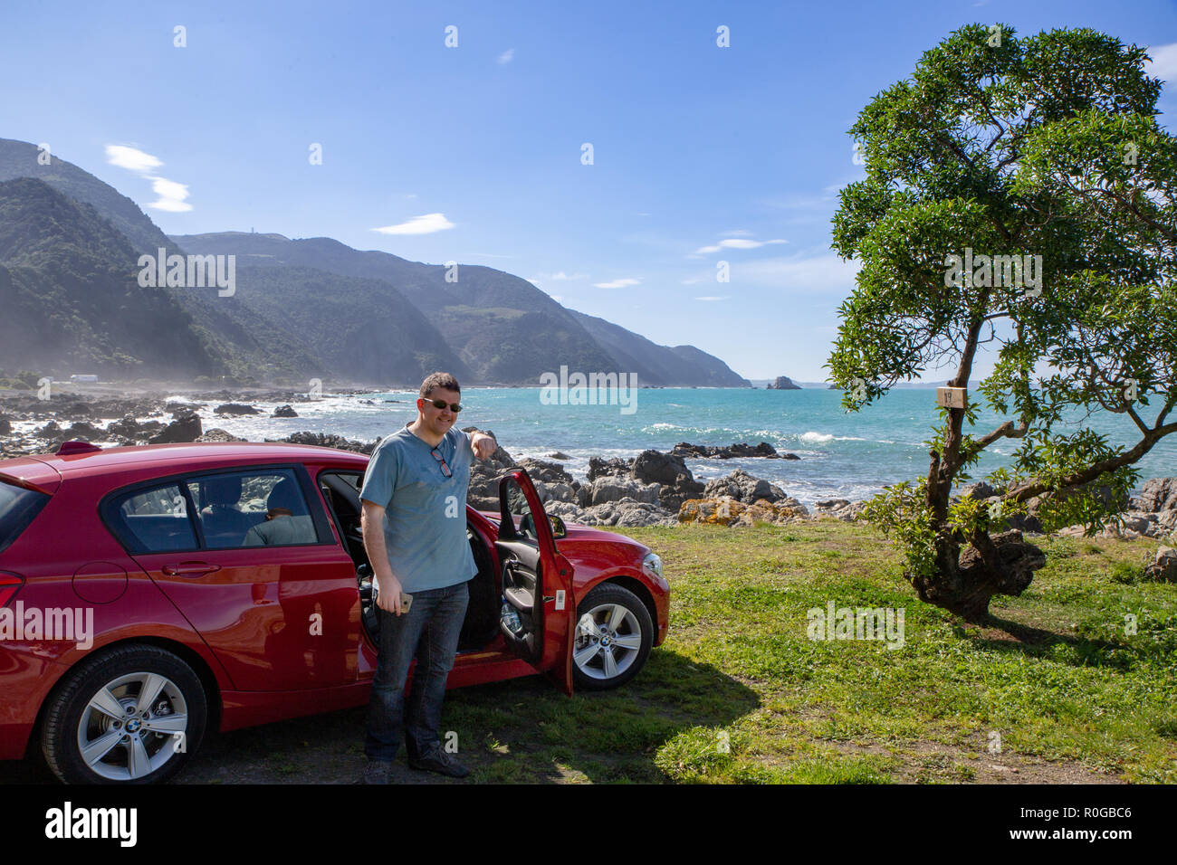Ein Reisender braucht eine Pause vom Fahren die Küste zu bewundern und einige frische Luft, Kaikoura, Neuseeland Stockfoto