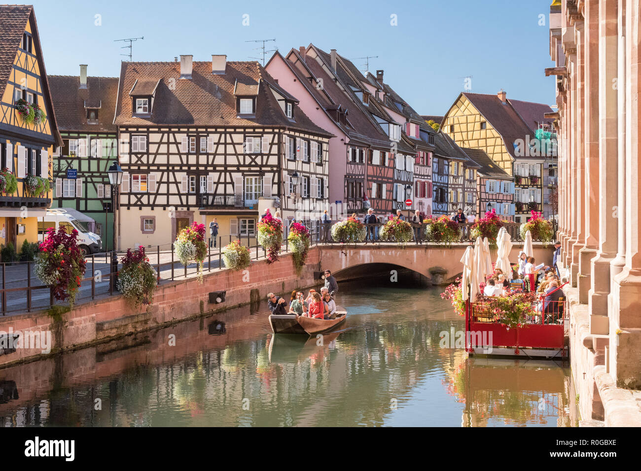 Colmar Bootstour La Terrasse du Marche Restaurant und farbenfrohe Holzhäuser in der fischhändler Bezirk, Colmar, Elsass, Frankreich gerahmt Stockfoto