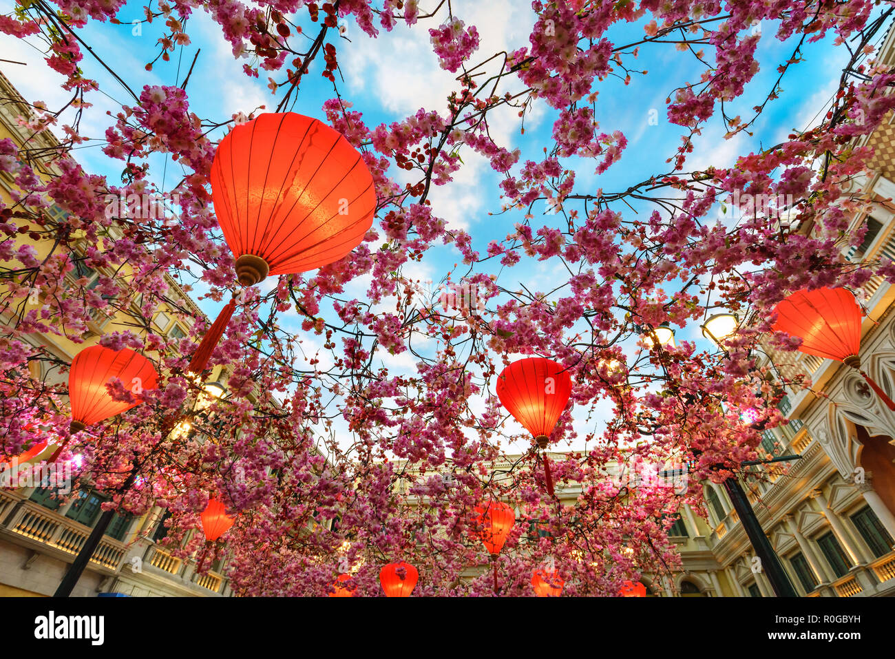 Macau, China - Januar 24, 2016: Rote Lampions und Sakura Girlanden als Indoor Dekorationen unter künstlichen blauen Himmel im Venetian Macau Resort Stockfoto