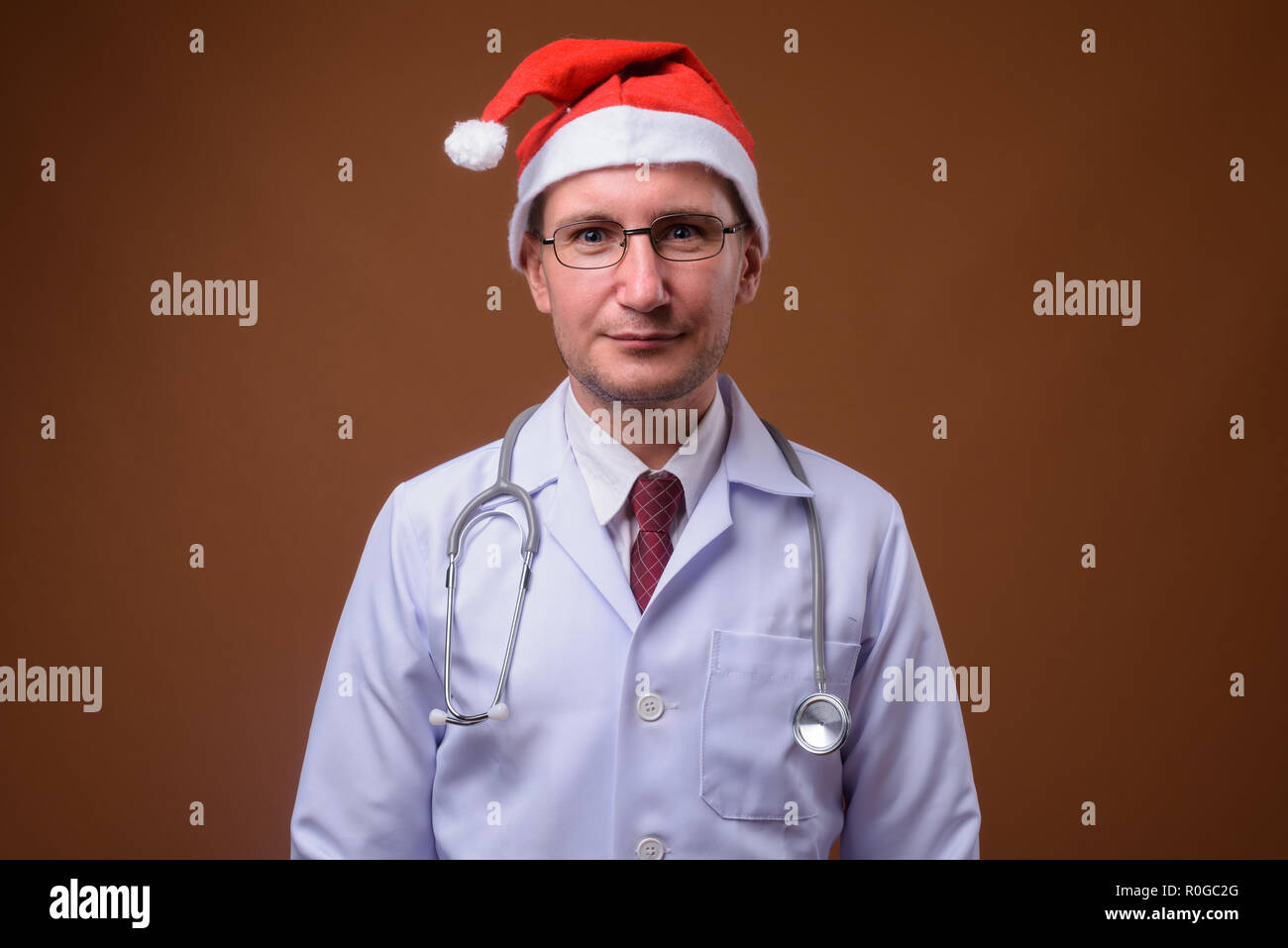 Studio shot der Mann Arzt gegen braunen Hintergrund Stockfoto