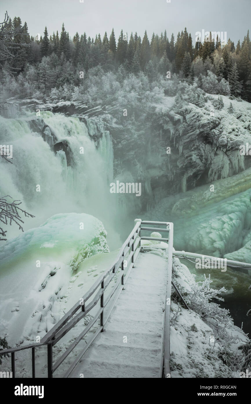 Gefrorenen Wasserfall Tannforsen. Winterlandschaft und Vereisung auf dieser grössten Schwedischen Wasserfall. Stockfoto