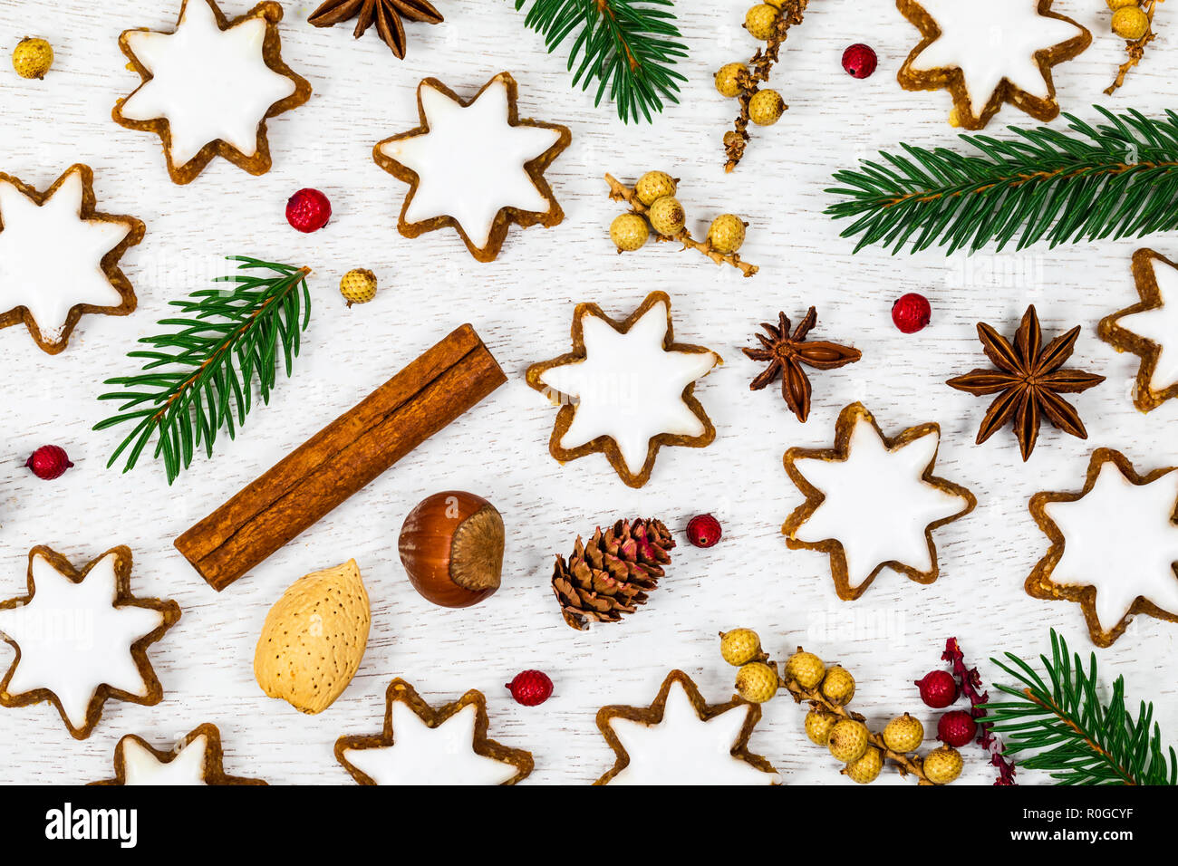 Weihnachten Hintergrund mit Holiday Star Lebkuchen Cookies Dekorationen Stockfoto