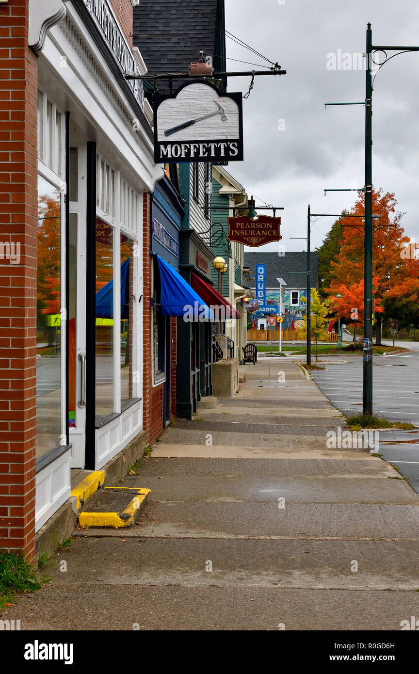 Eine leere Bürgersteig entlang einer belebten Broad Street in der Stadt von Sussex New Brunswick Kanada. Stockfoto