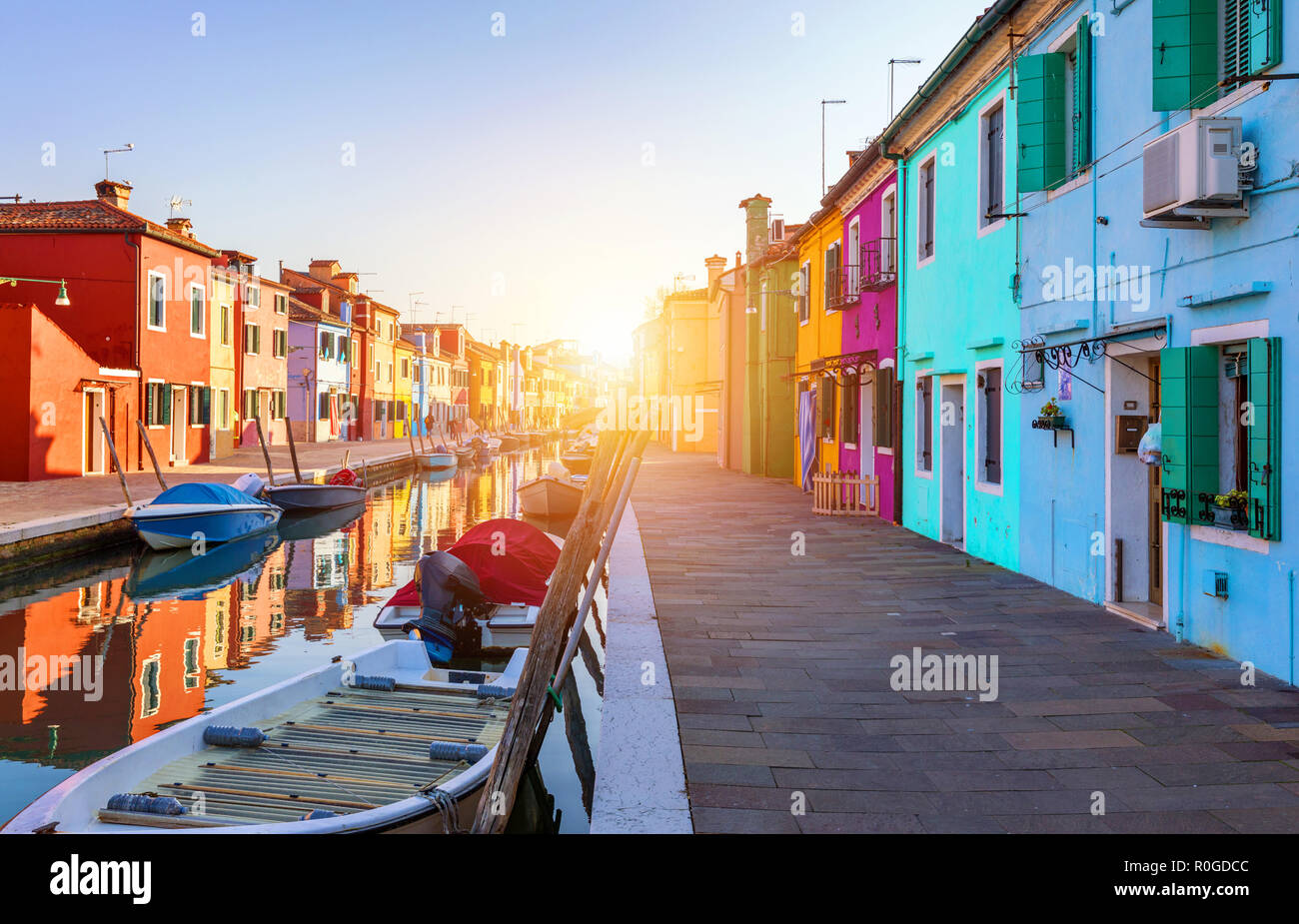 Wunderschöne Aussicht auf die Kanäle von Burano mit Booten und schöne, farbenfrohe Gebäude. Burano Dorf ist bekannt für seine bunten Häuser. Venedig, Italien. Stockfoto