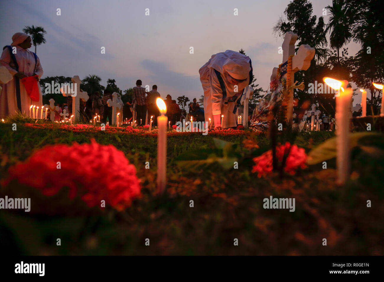 Christen Kerzen an der St. John's Church Cemetery in Gazipur Kennzeichnung der Allerseelentag. Katholiken beobachten Nov 2 als Allerseelen, d Stockfoto