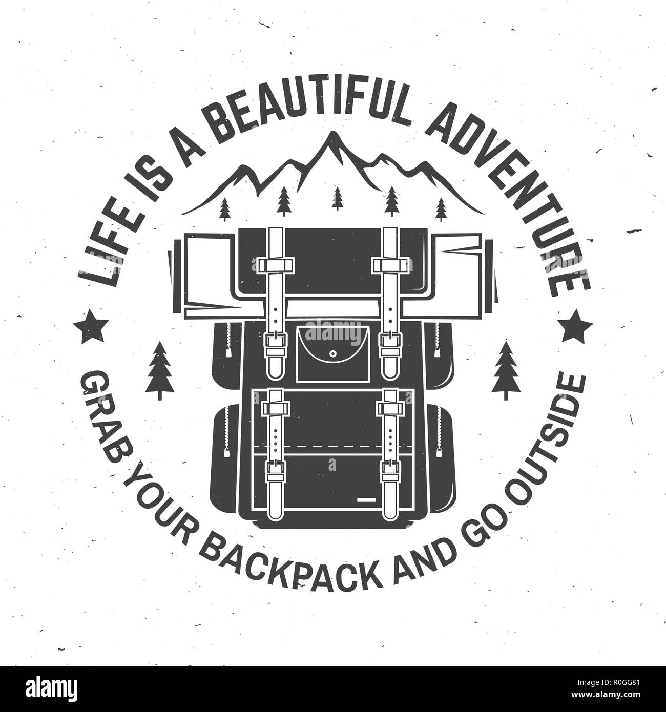 Das Leben ist ein Abenteuer. Vektor. Konzept für Hemd oder Logo, Print, Stempel oder T-Stück. Vintage Typografie Design mit Rucksack, Berg und Wald Silhouette. Ihren Rucksack packen und nach draußen gehen Stock Vektor