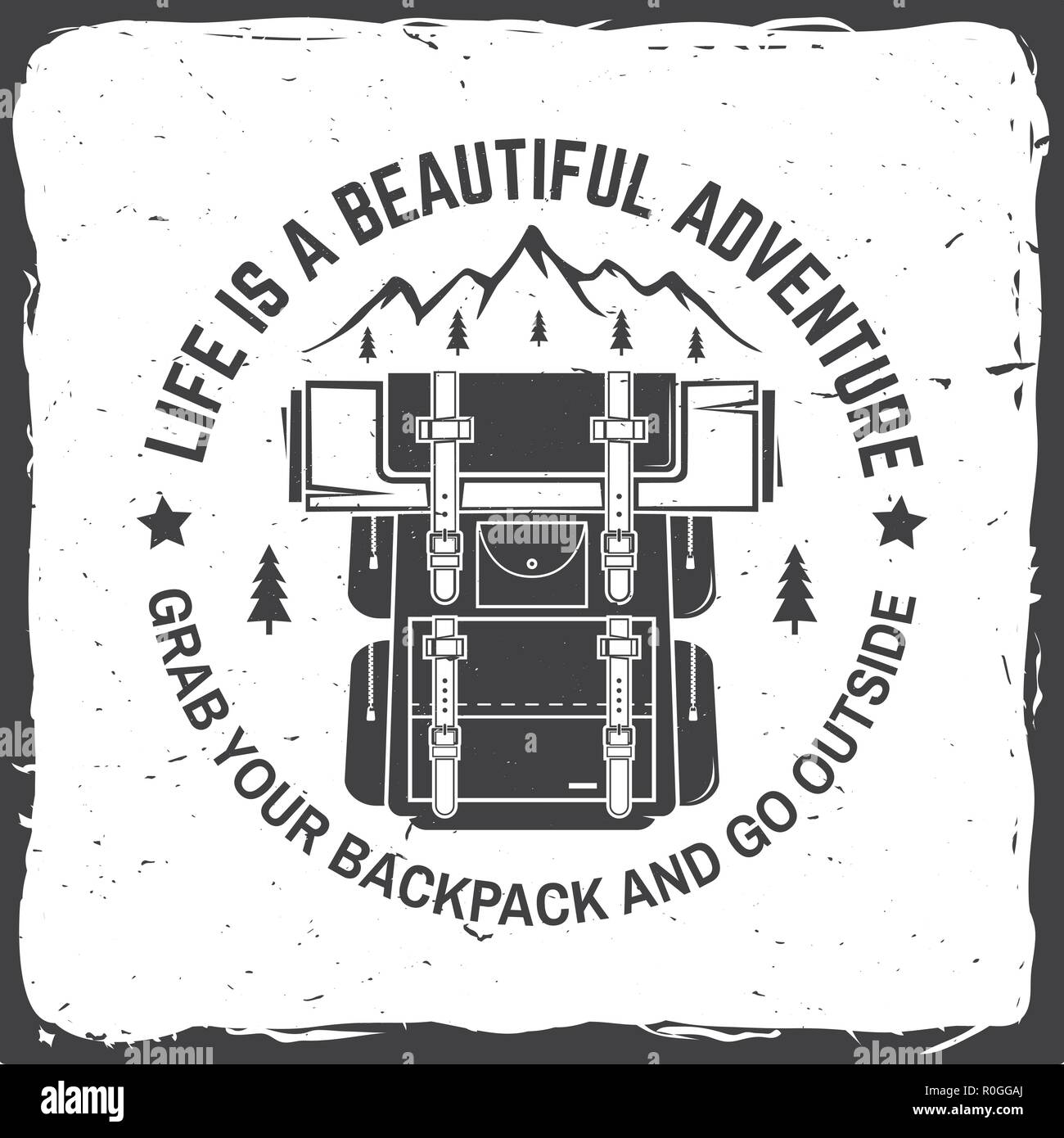 Das Leben ist ein Abenteuer. Vektor. Konzept für Hemd oder Logo, Print, Stempel oder T-Stück. Vintage Typografie Design mit Rucksack, Berg und Wald Silhouette. Ihren Rucksack packen und nach draußen gehen Stock Vektor