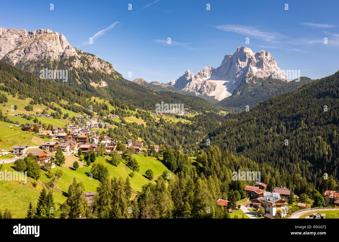 Typisches Dorf Landschaft in Dolomiten, Italien Stockfoto