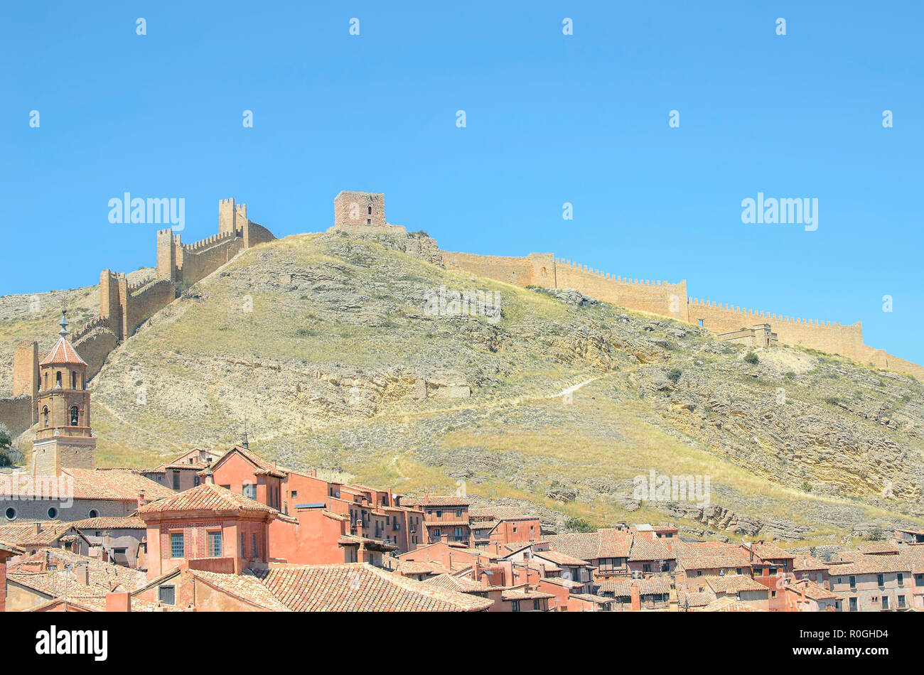 Befestigte Stadt Albarracin. Typische Gebäude, mit rötlichen Farben. Touristische Ort, wie Spanisch national monument angesehen, in Teruel (Spanien) Stockfoto