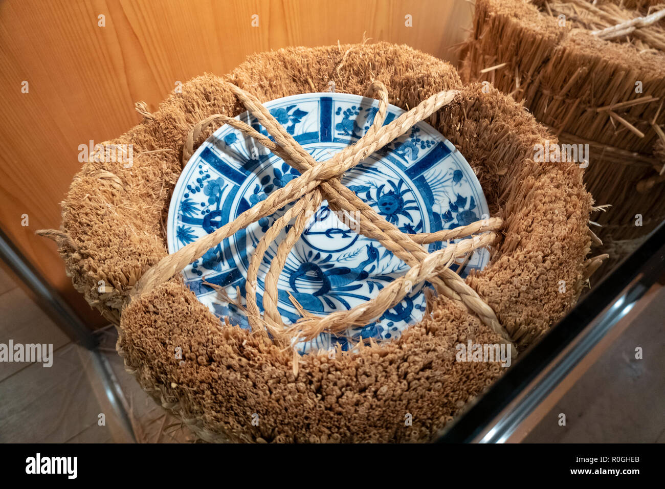 Japanische Arita blau weiß Porzellan VOC-Platte 17 C eingerichtet in der chinesischen Kraak Stil mit Logo der Niederländischen Ostindien-Kompanie VOC bereit für den Versand Stockfoto