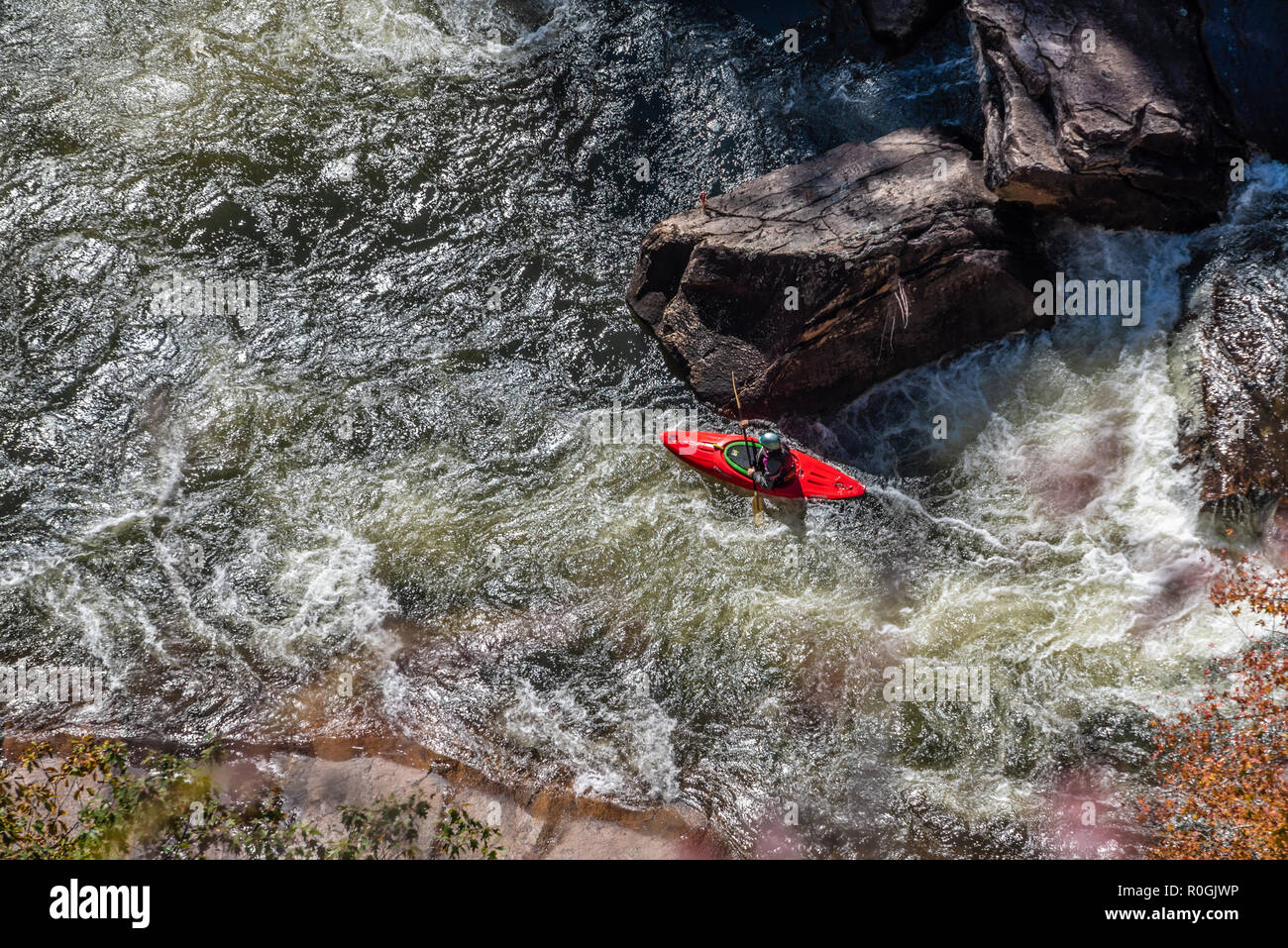 Wildwasser Paddler navigieren im Tallulah Fluss in Tallulah Gorge während der jährlichen whitewater Freigabe von Tallulah fällt Damm in North Georgia. Stockfoto