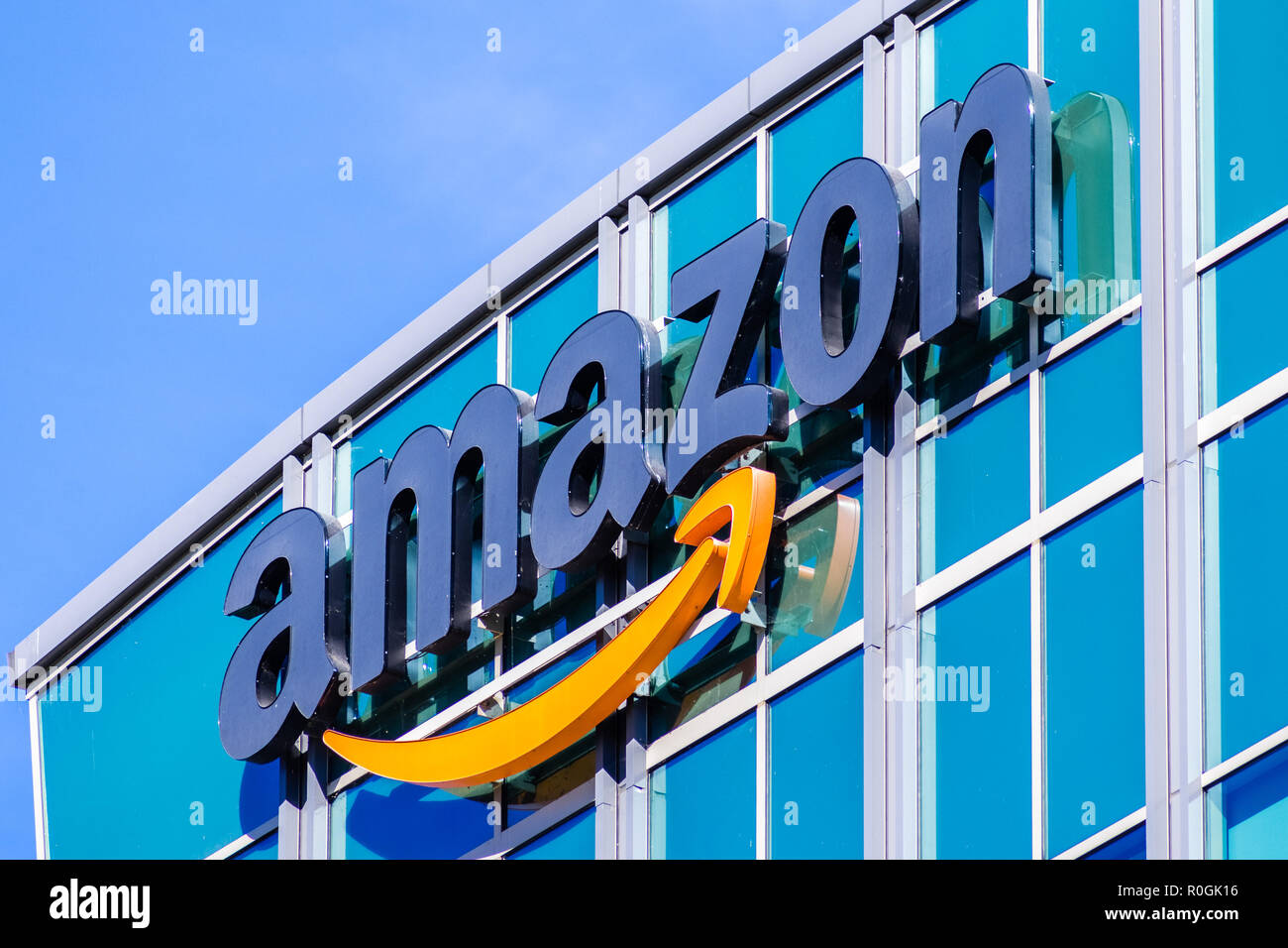 November 2, 2018 Sunnyvale/CA/USA - Amazon Logo an der Fassade eines ihrer Bürogebäude in Silicon Valley, San Francisco Bay Area. Stockfoto
