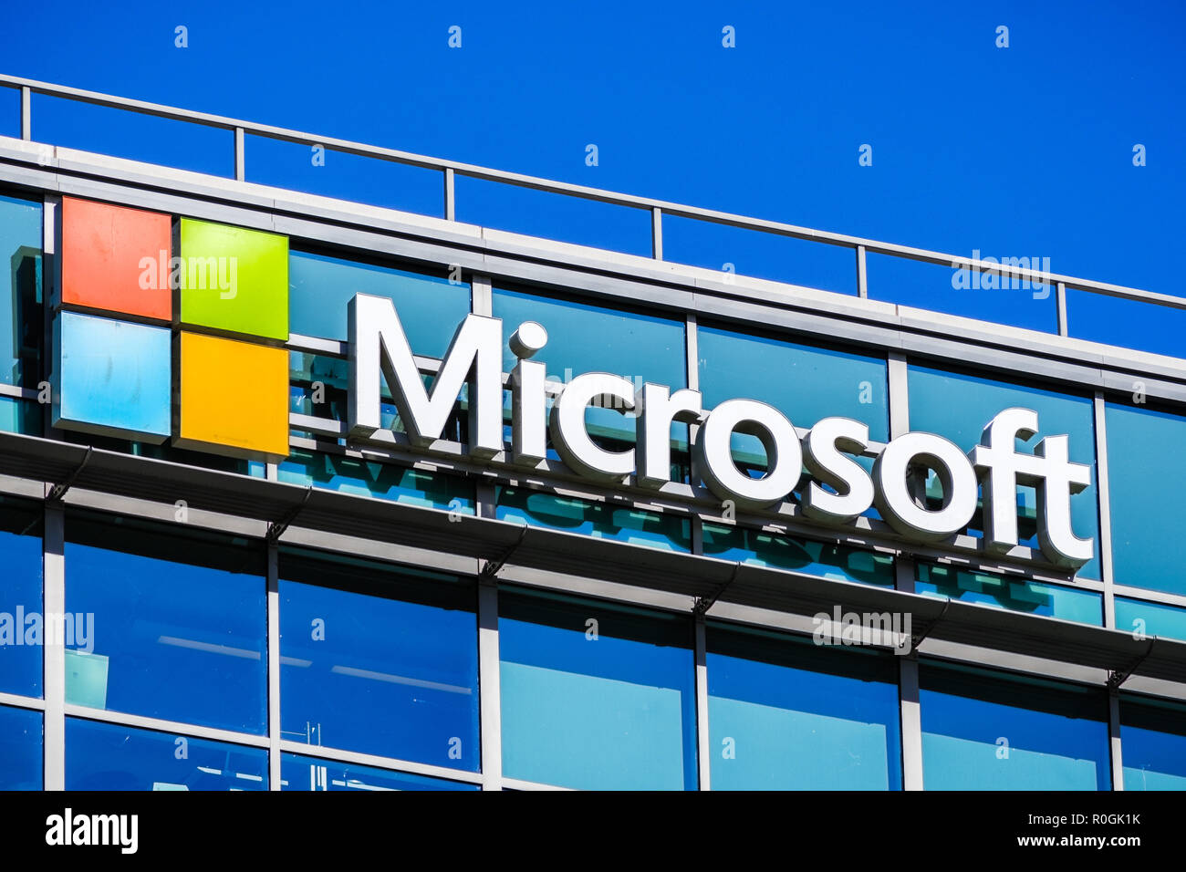 November 2, 2018 Sunnyvale/CA/USA - Microsoft Logo im Bürogebäude der Firma im Silicon Valley, South San Francisco Bay Area. Stockfoto