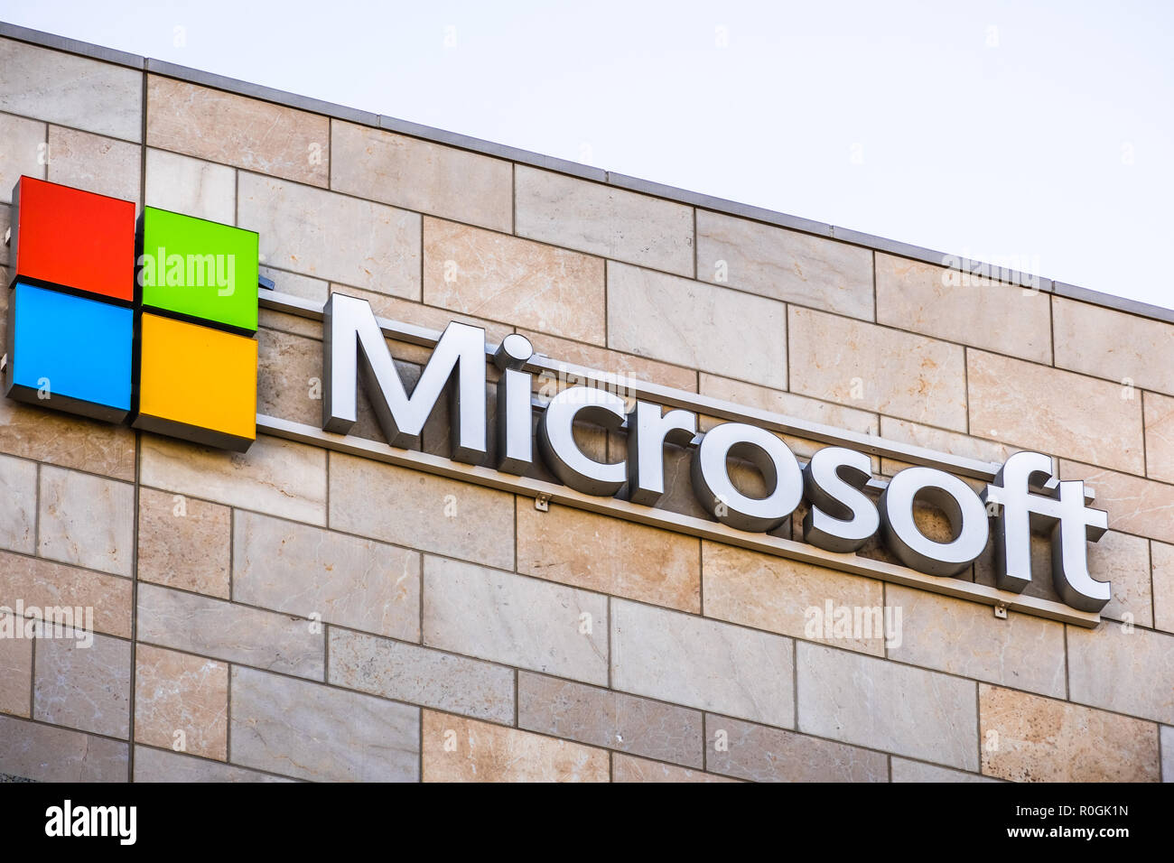November 2, 2018 Sunnyvale/CA/USA - Microsoft Logo im Bürogebäude der Firma im Silicon Valley, South San Francisco Bay Area. Stockfoto