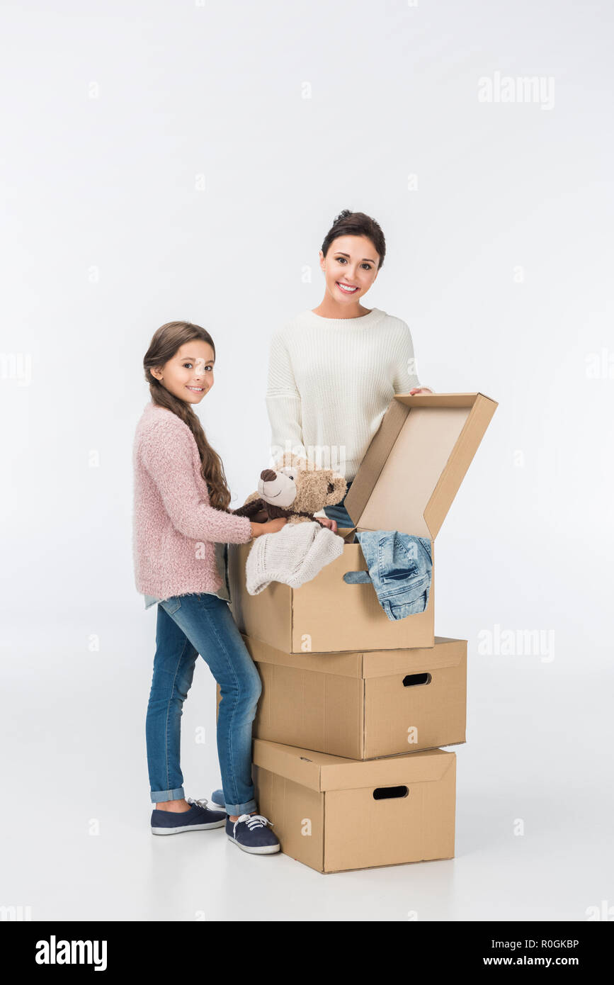 Mutter und Tochter mit Kartons Umzug in neues Haus isoliert auf weißem Stockfoto