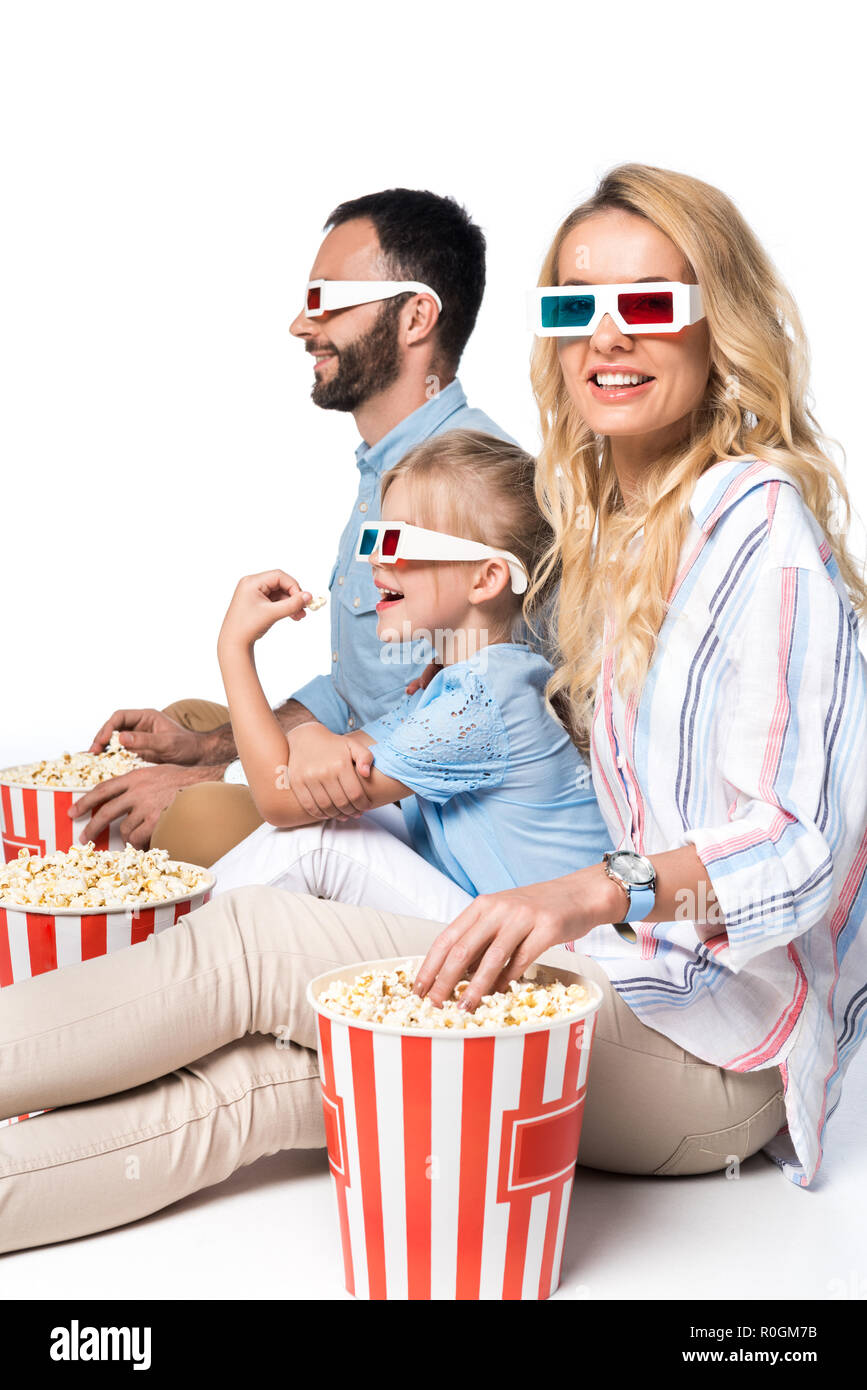 Seitenansicht der Familie essen Popcorn isoliert auf weißem Stockfoto