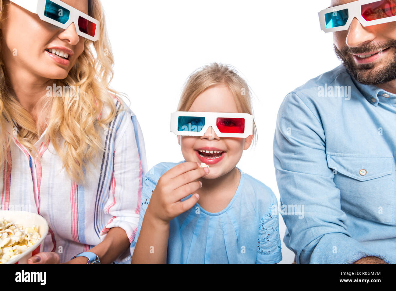 Familie mit 3 D-Brille essen Popcorn isoliert auf weißem Stockfoto
