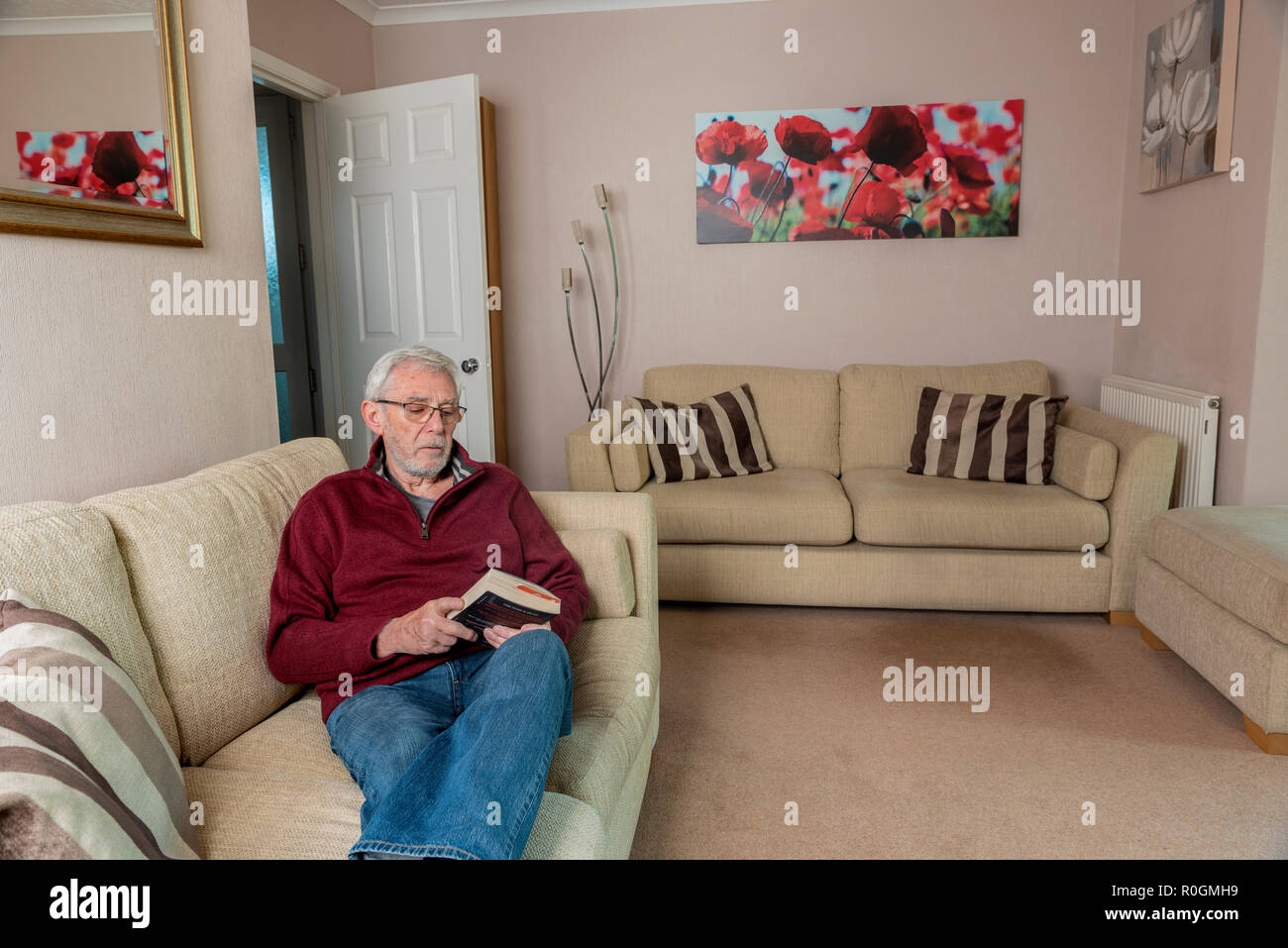 Ältere Menschen allein Sitzen auf einem Sofa, Trauer nach dem Verlust eines geliebten Menschen. Traurige Einsamkeit und Traurigkeit. Stockfoto