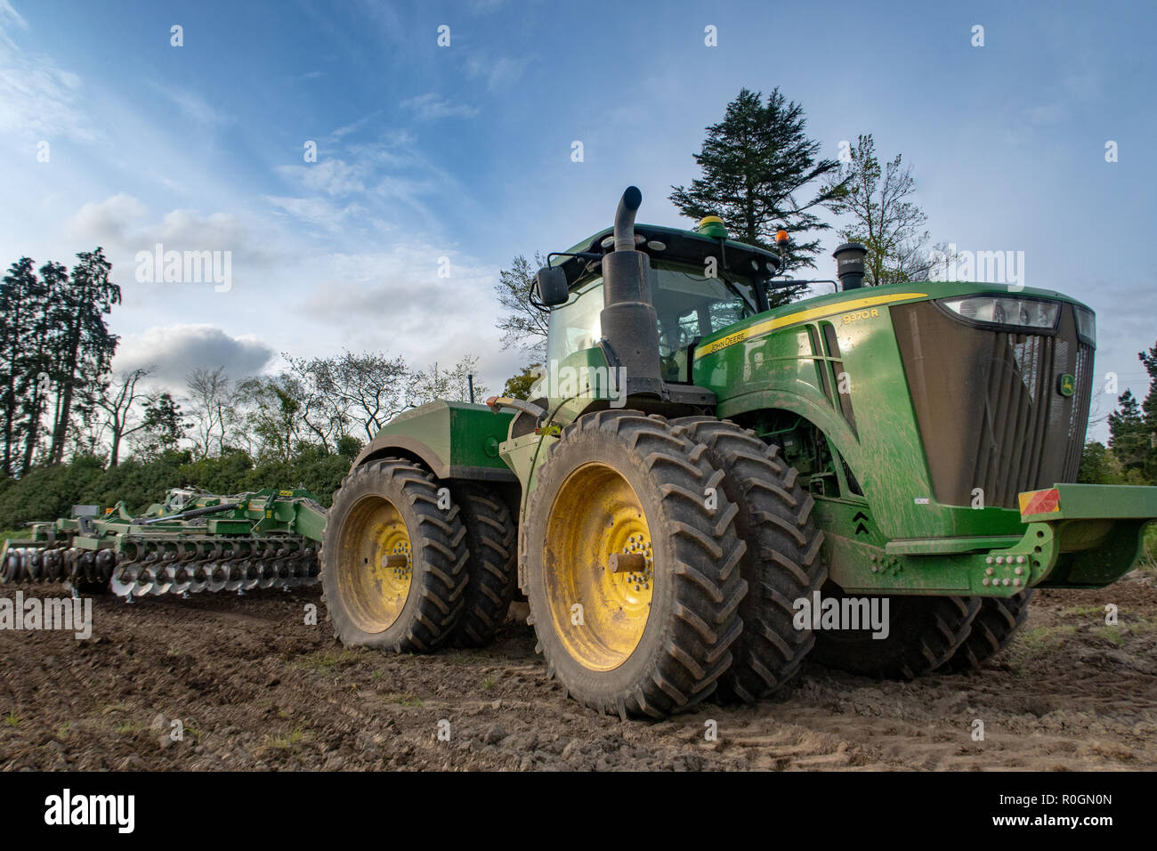Courtenay, Canterbury, Neuseeland - 21. September 2018: ein John Deere 9370R Ziehen einer Great Plains Pflug arbeiten in einem Feld im Frühling Stockfoto