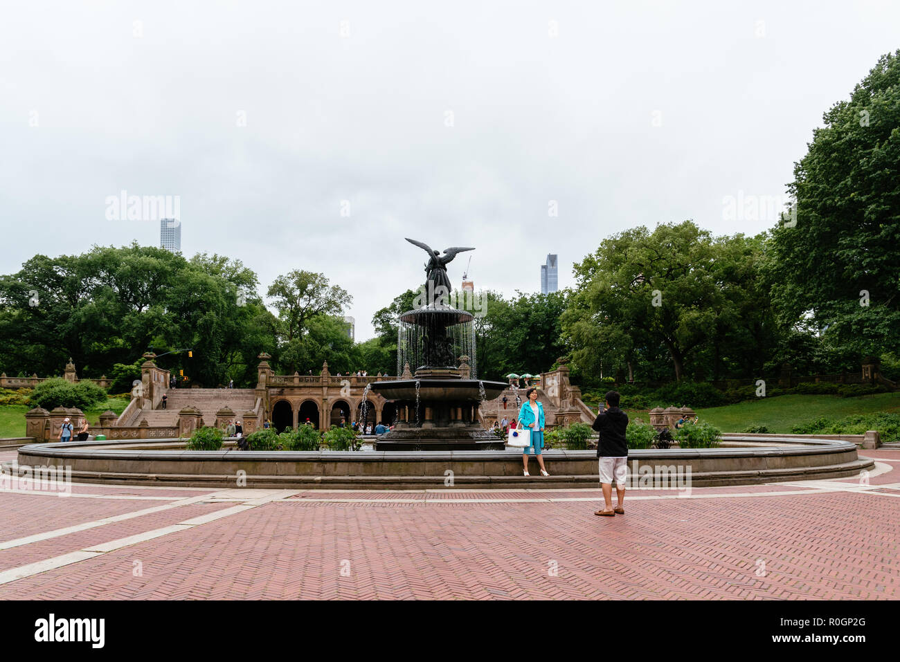 New York City, USA - 23. Juni 2018: Bethesda Terrasse und Brunnen im Central Park ein bewölkter Tag Stockfoto