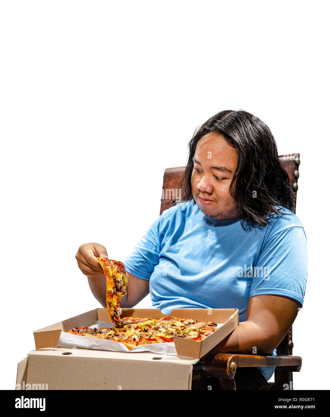 Portrait von asiatischen Fat man sitzen und essen Pizza auf weißem Hintergrund. Fat Man Diät Konzept Stockfoto