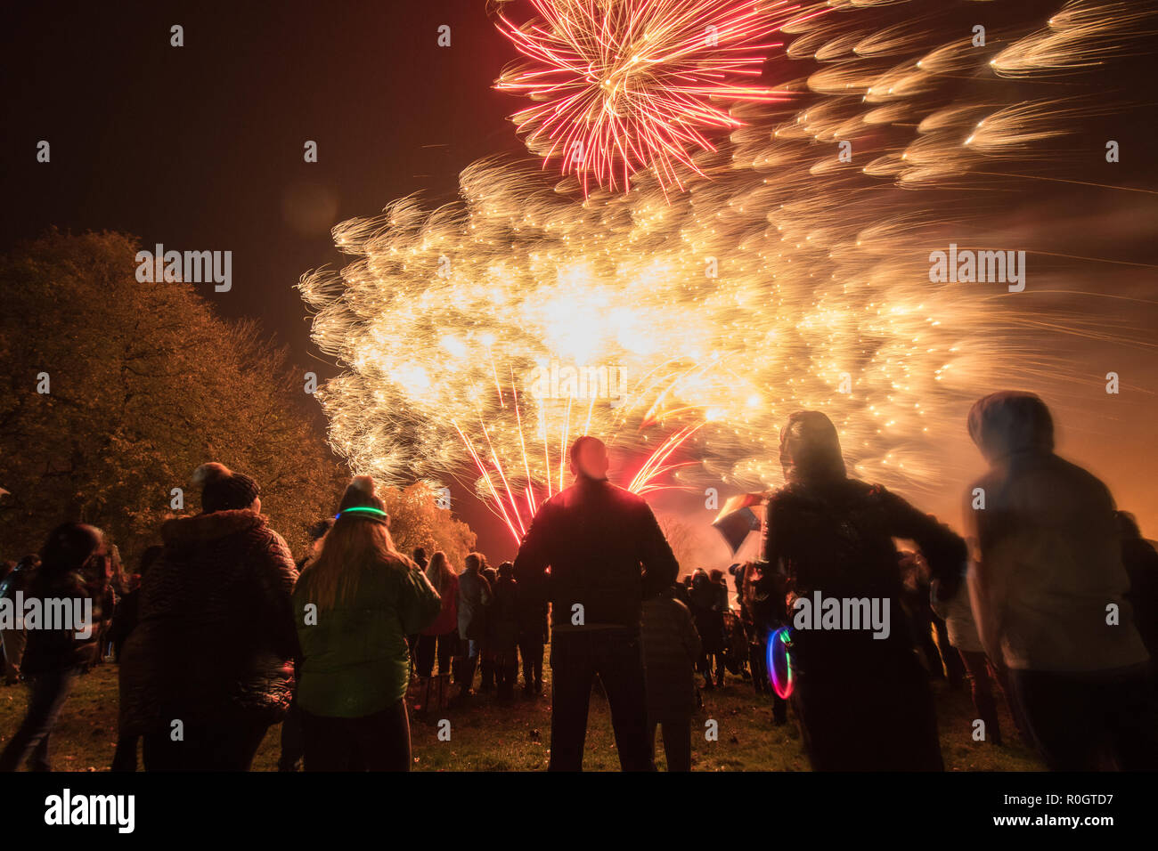 Feuerwerk im Regen und Wind-UK Stockfoto