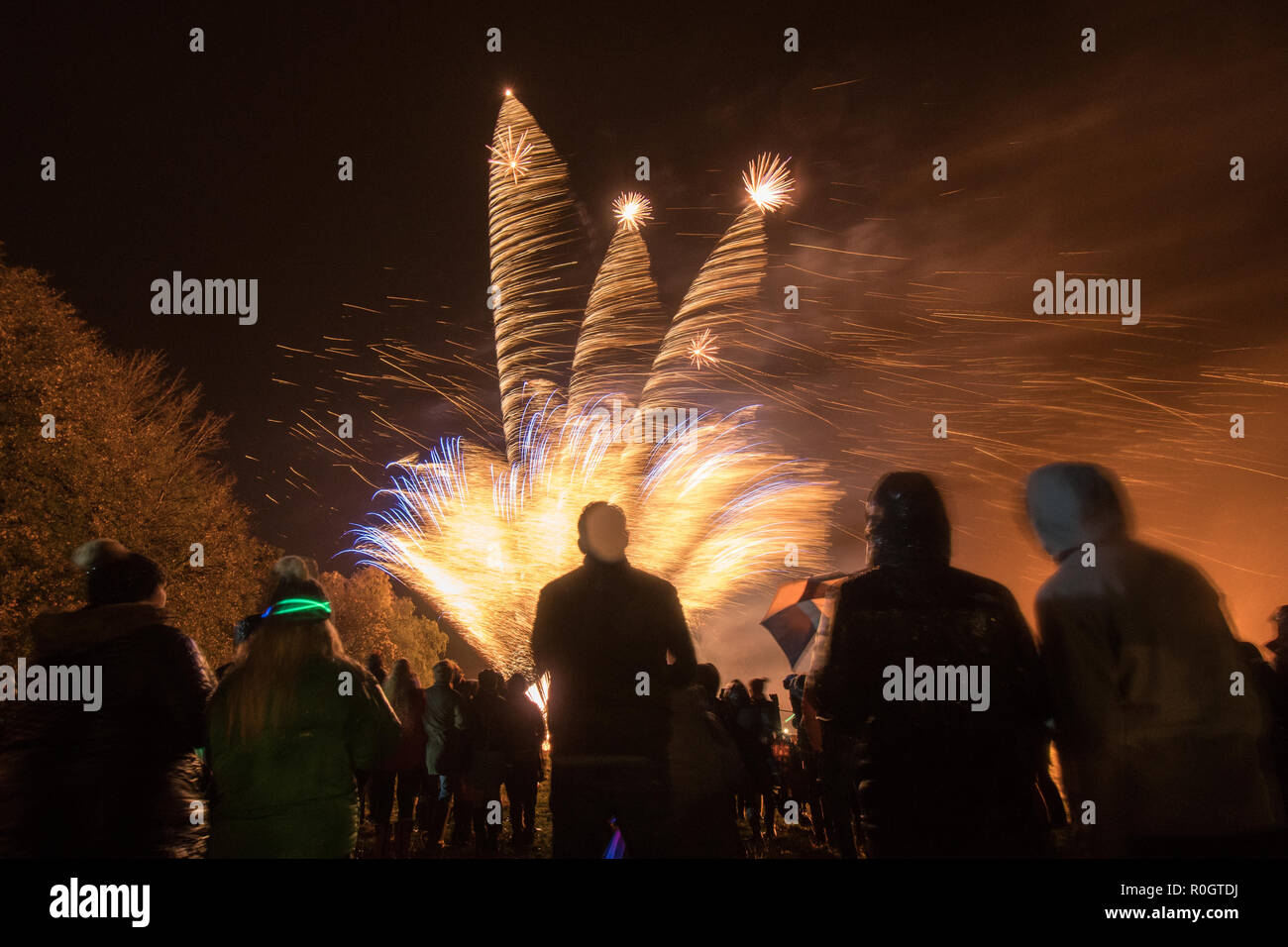 Feuerwerk im Regen und Wind-UK Stockfoto