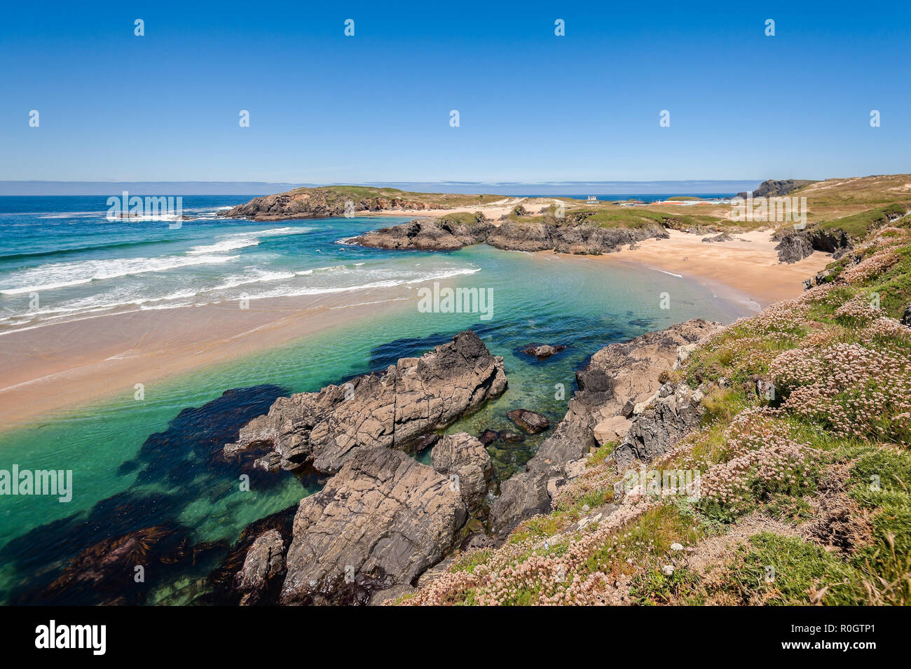 Landschaft mit Blick auf das Meer, die Steilküste, Strand und blauer Himmel. Galicien Spanien. Urlaub reisen. Stockfoto