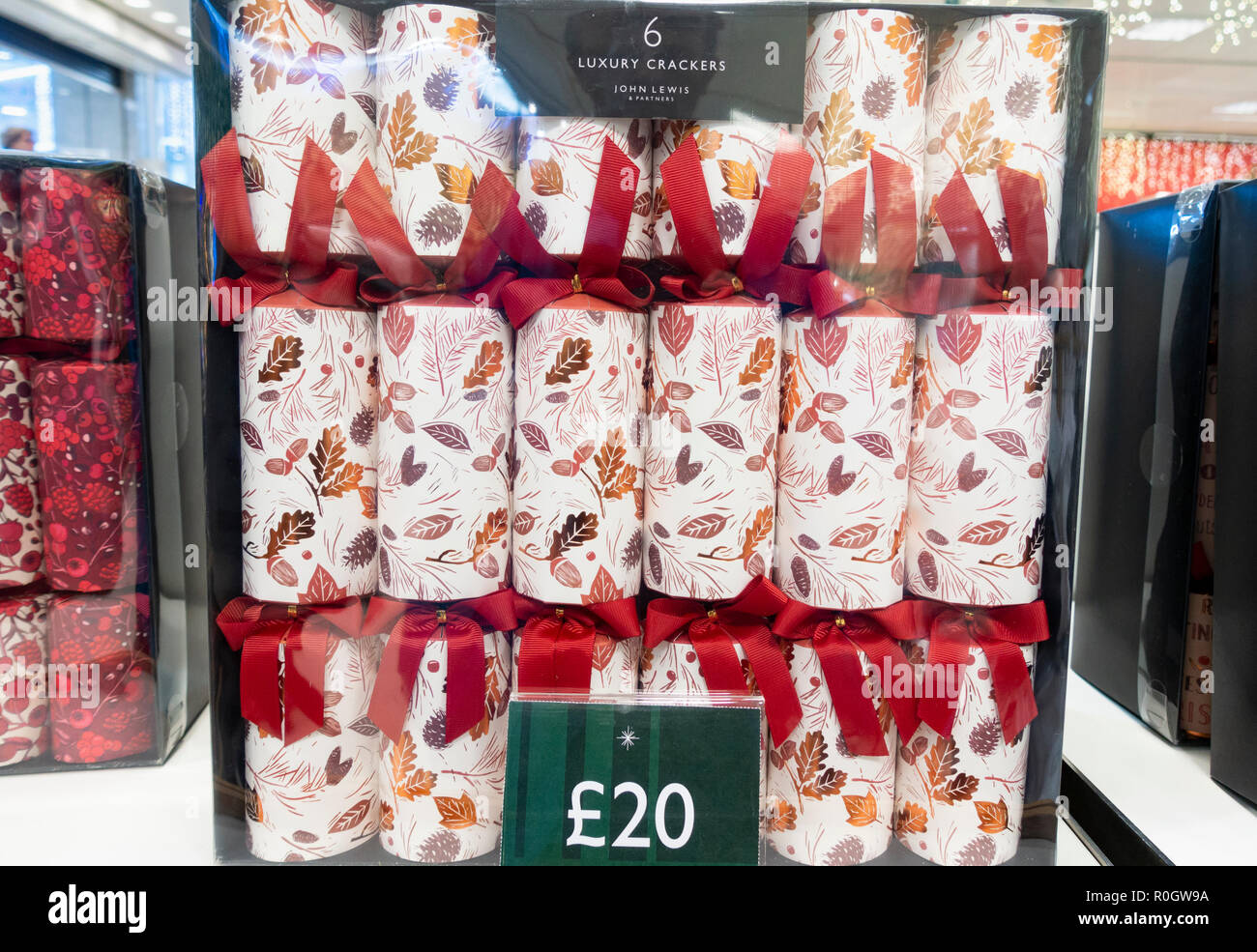 Christmas Crackers in John Lewis store. Großbritannien Stockfoto