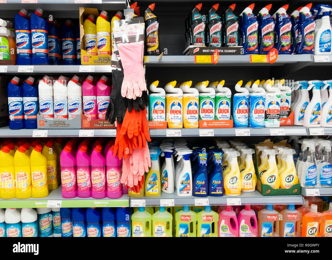 Toilette/Badezimmer Reinigung Produkte: Bleichen, wc Leitung..., in Asda Supermarkt. Großbritannien Stockfoto