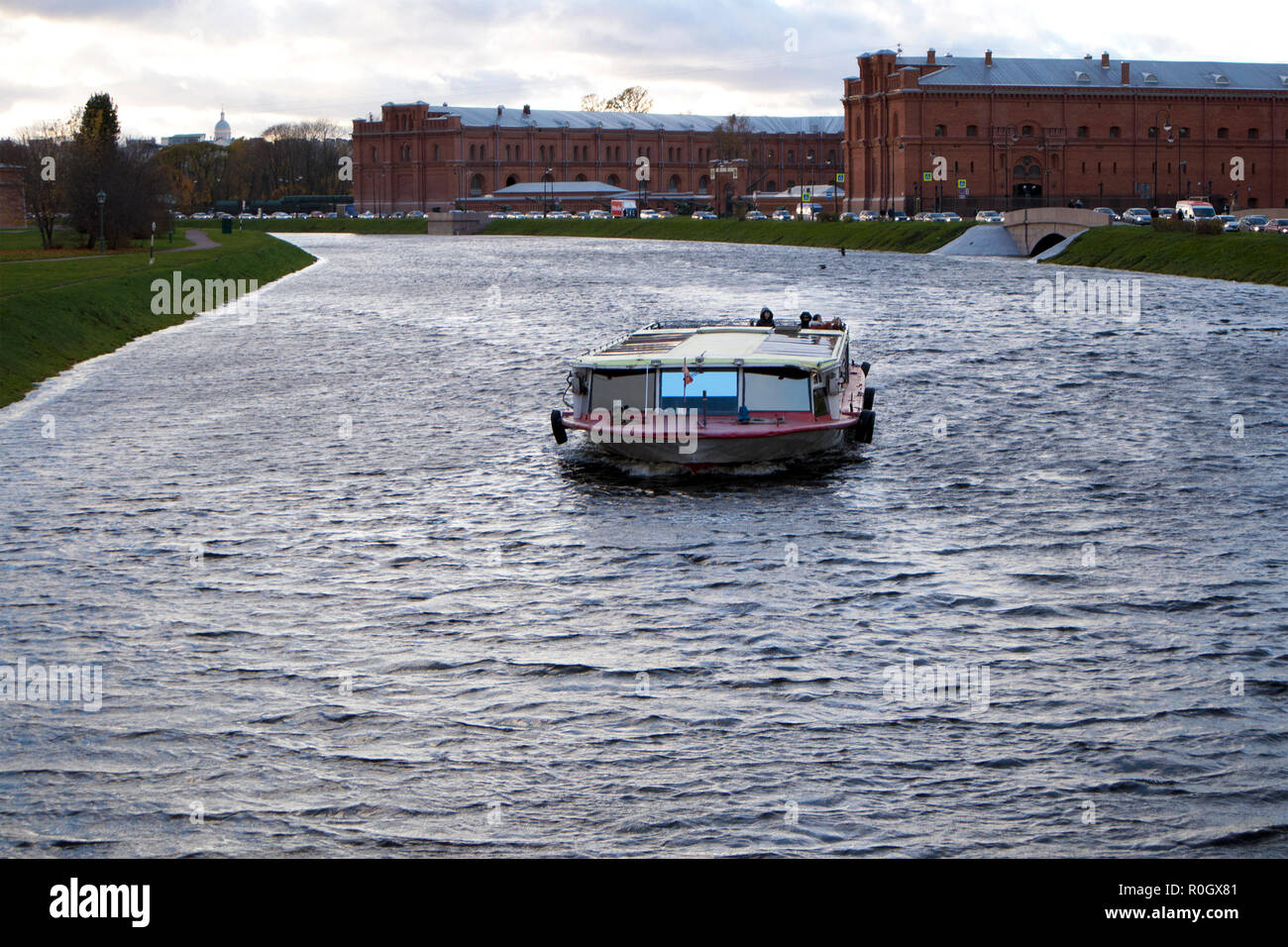 St. Petersburg, Russland, 19. Oktober 2018. Boot mit Touristen Segeln auf dem Fluss Stockfoto