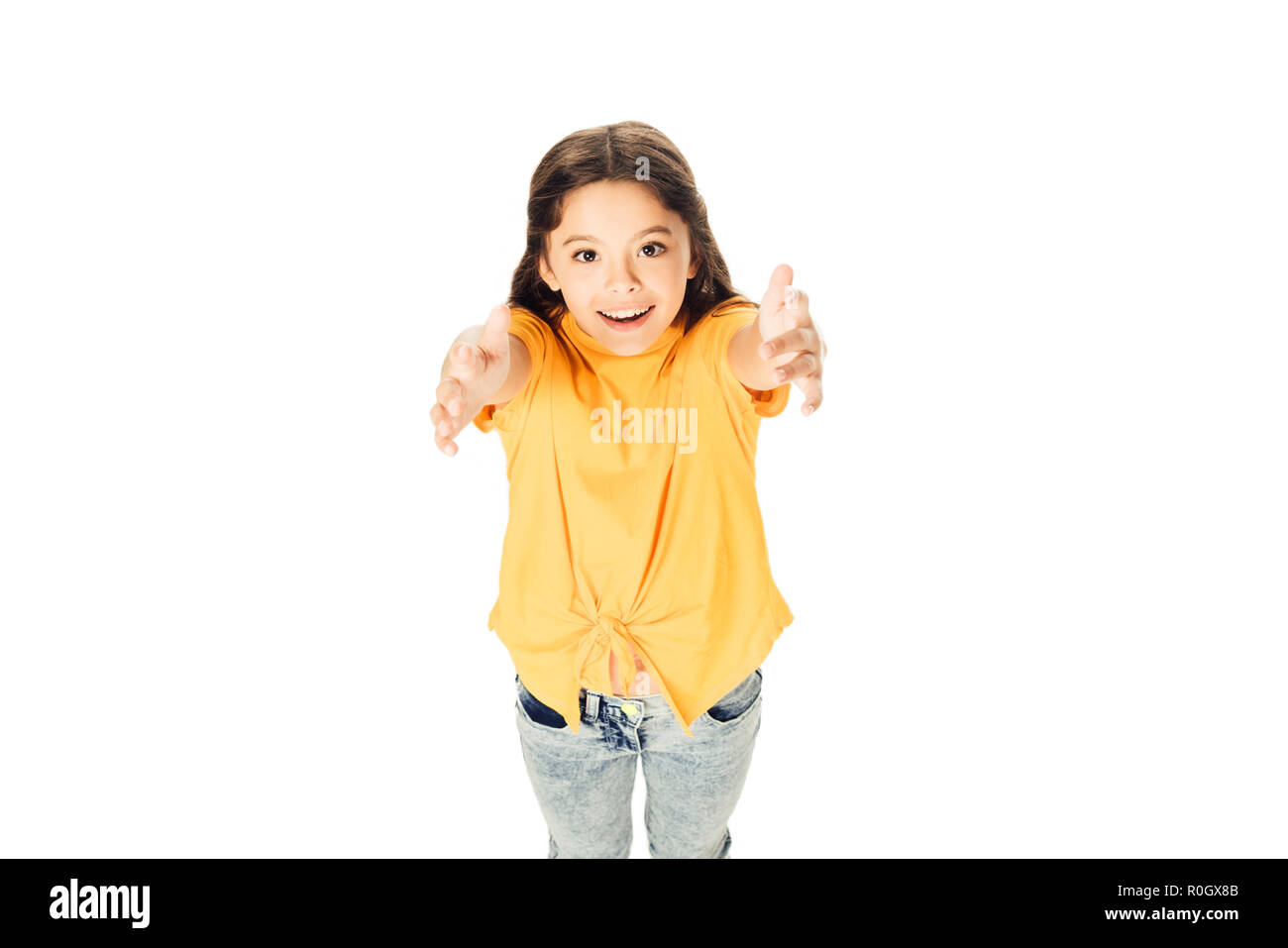 Hohe Betrachtungswinkel von adorable glückliches Kind erreichen Hände und lächelt Kamera auf Weiß isoliert Stockfoto