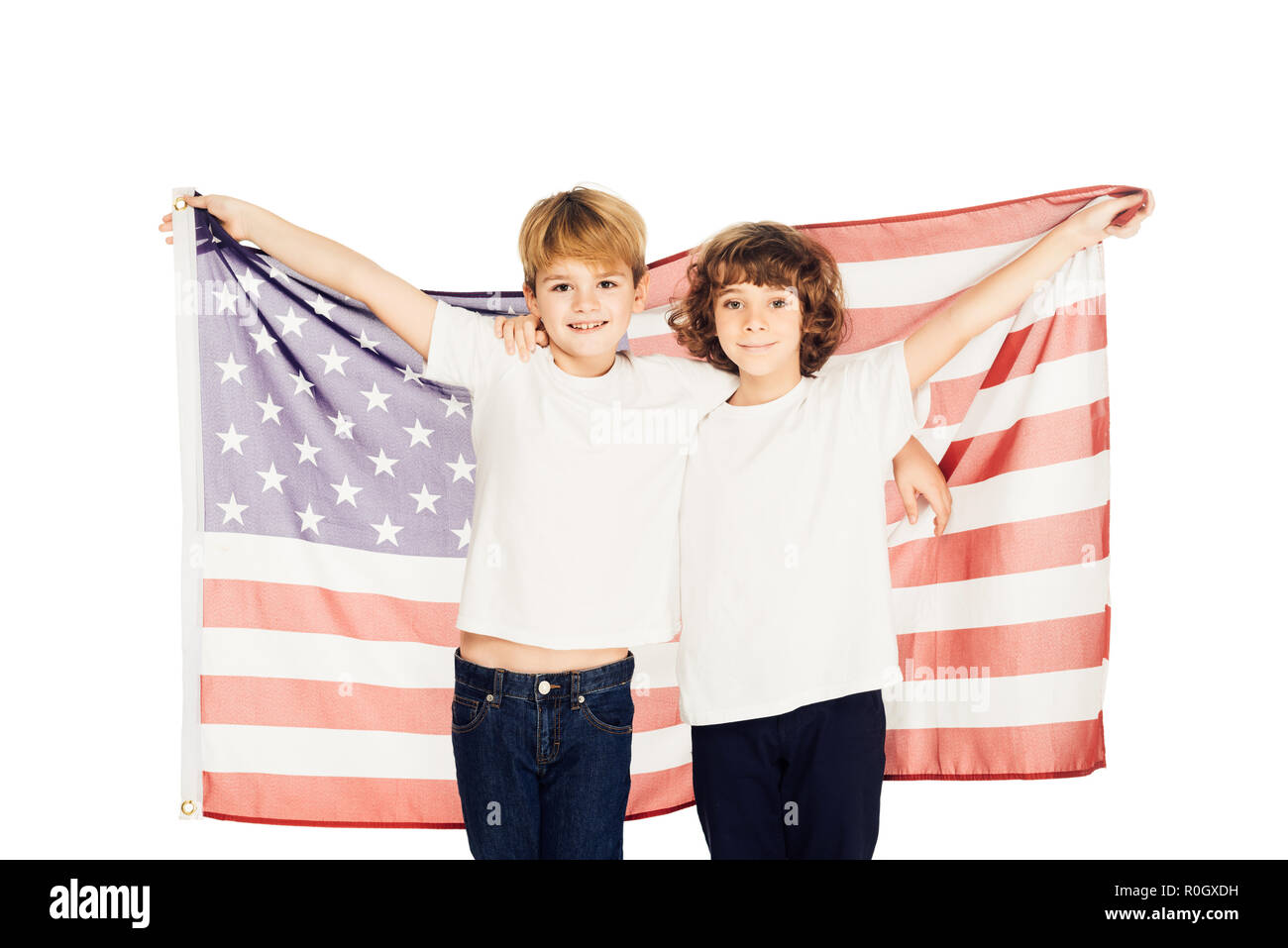 Lächelnd entzückenden jungen Holding amerikanische Flagge und Kamera isoliert auf weißem Stockfoto