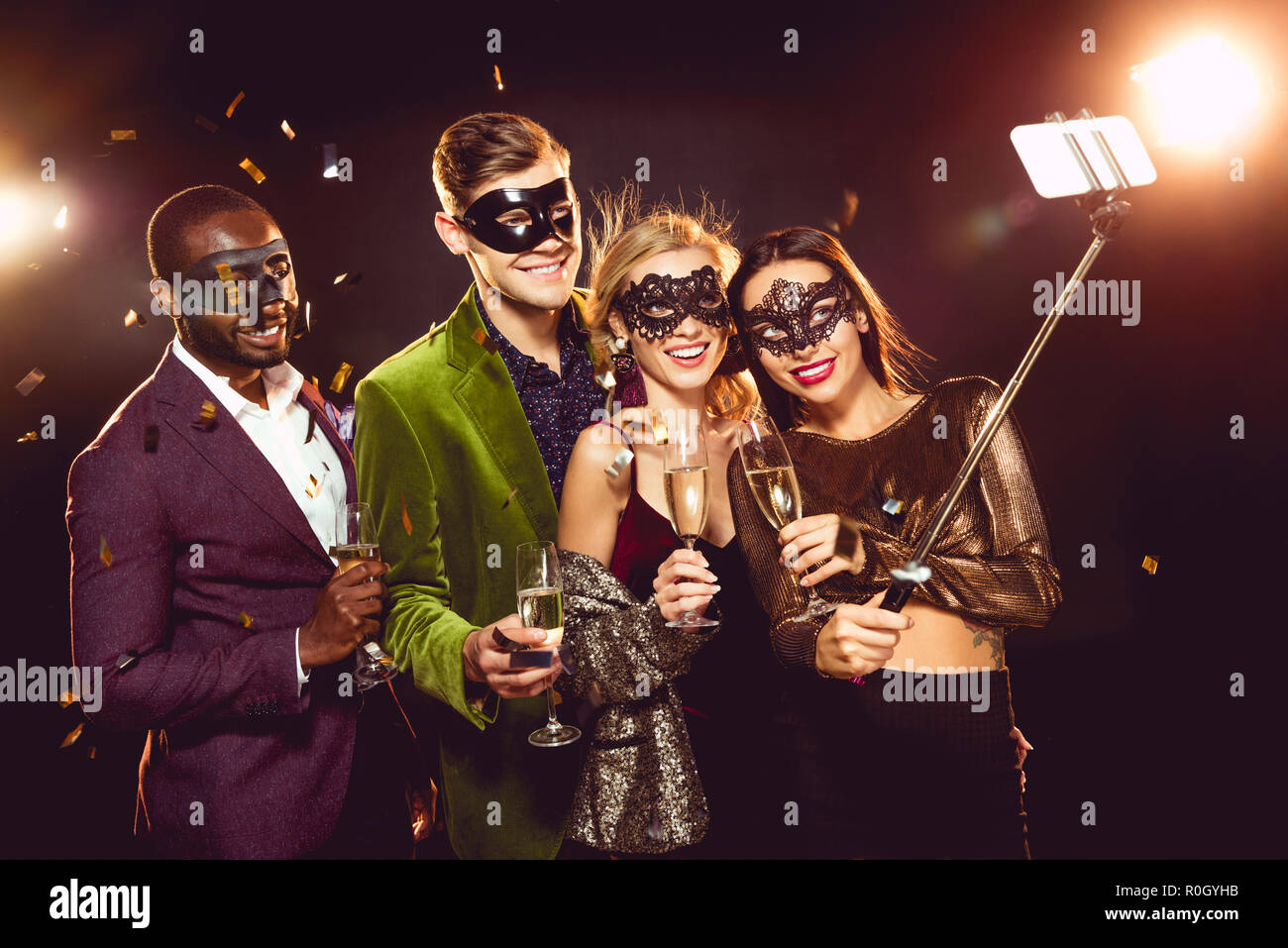 Glamouröse multikulturellen Freunde im Karneval Masken unter selfie auf dem Smartphone Stockfoto