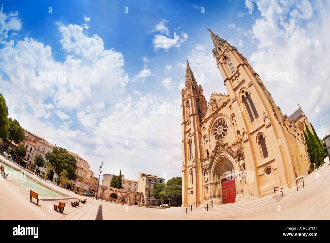 Platz Gabriel Peri, Nimes Kathedrale Kirche, Frankreich Stockfoto