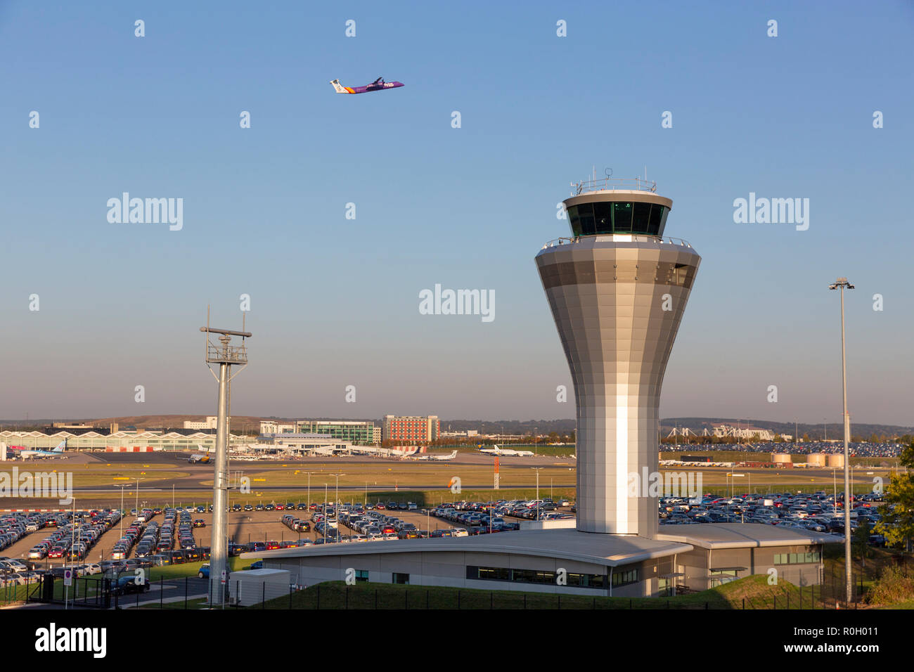 BIRMINGHAM, UK - 17. Oktober 2018: Allgemeine weiten Blick über Birmingham Airport in den Midlands, England mit Flybe Flugzeuge vorbei an den markanten, Met Stockfoto