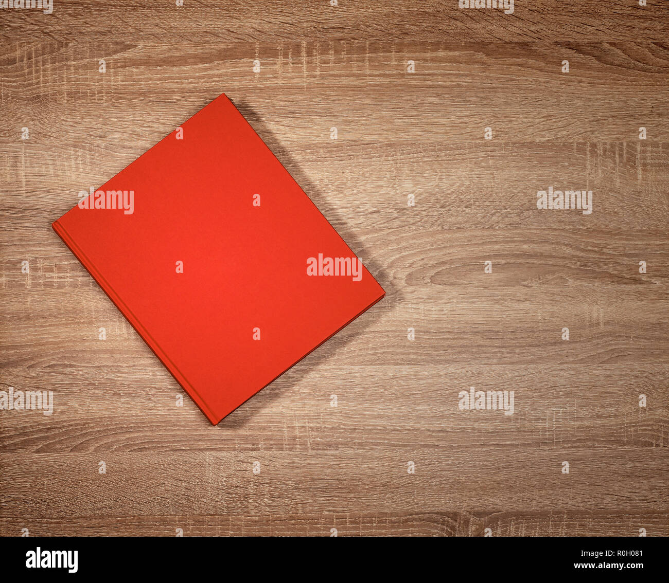 Red Book auf dunkelbraunen hölzernen Tisch Stockfoto