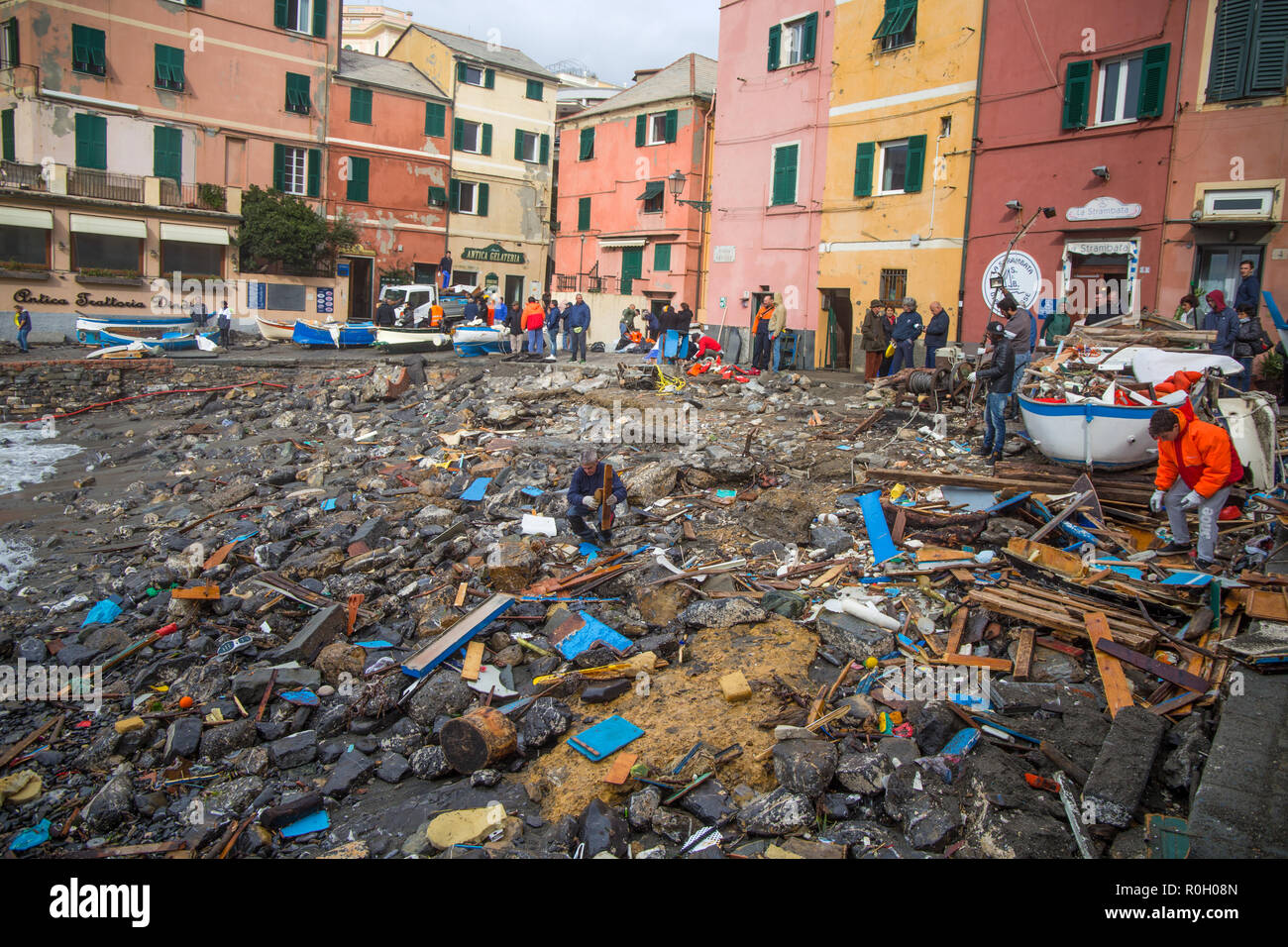 Genua, Italien, 10. Oktober 2018 - Blick auf Genua Boccadasse Strand devasted nach dem Sturm der Nacht vor Stockfoto
